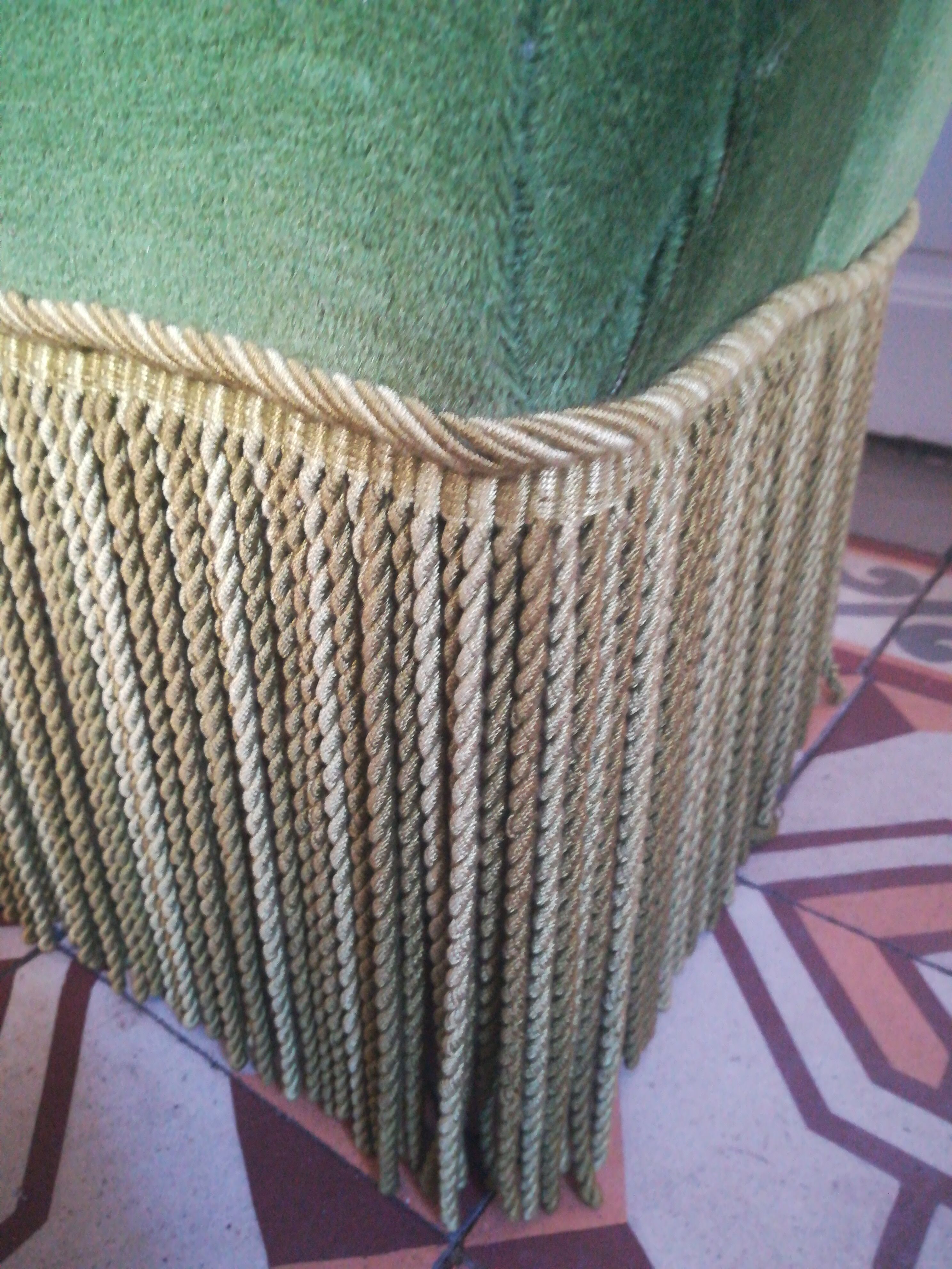 Toad sofa with velvet fringes