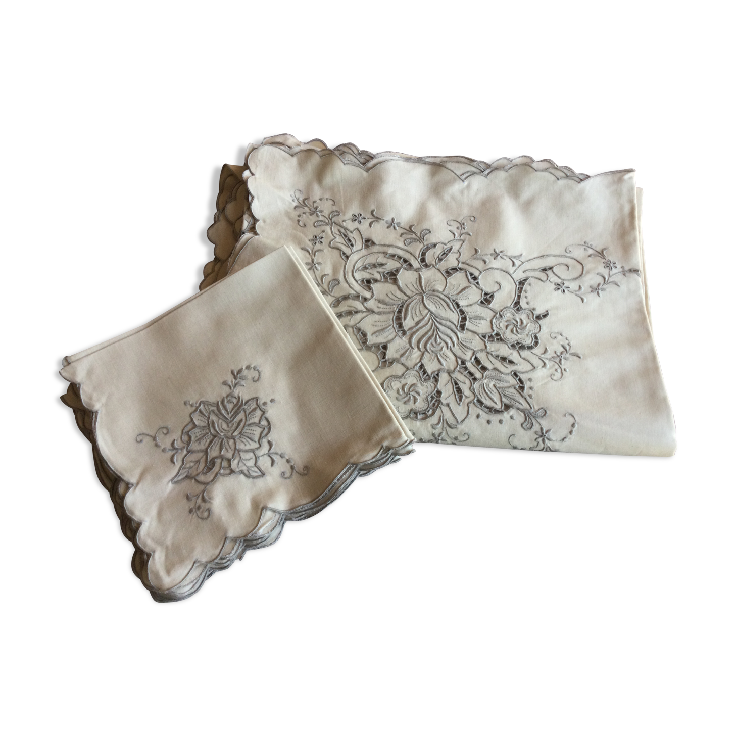 Embroidered antique tablecloth + 12 matching towels