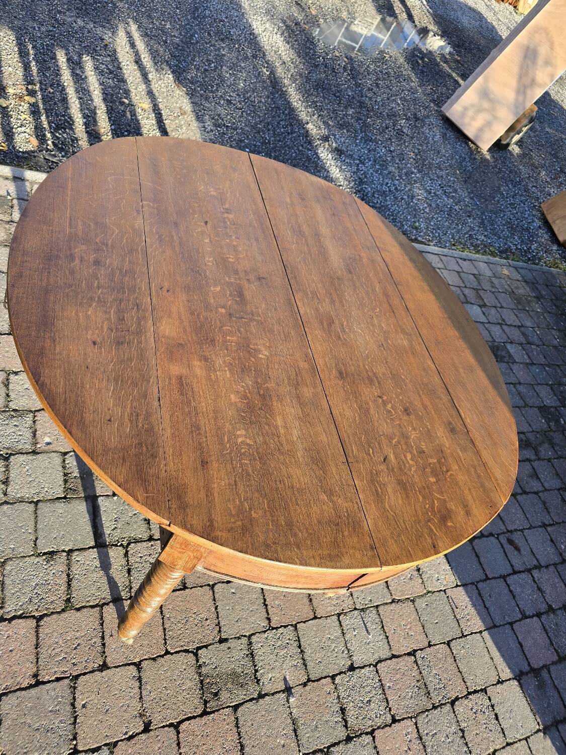 12-foot round oak table with 7 extensions / 20 people