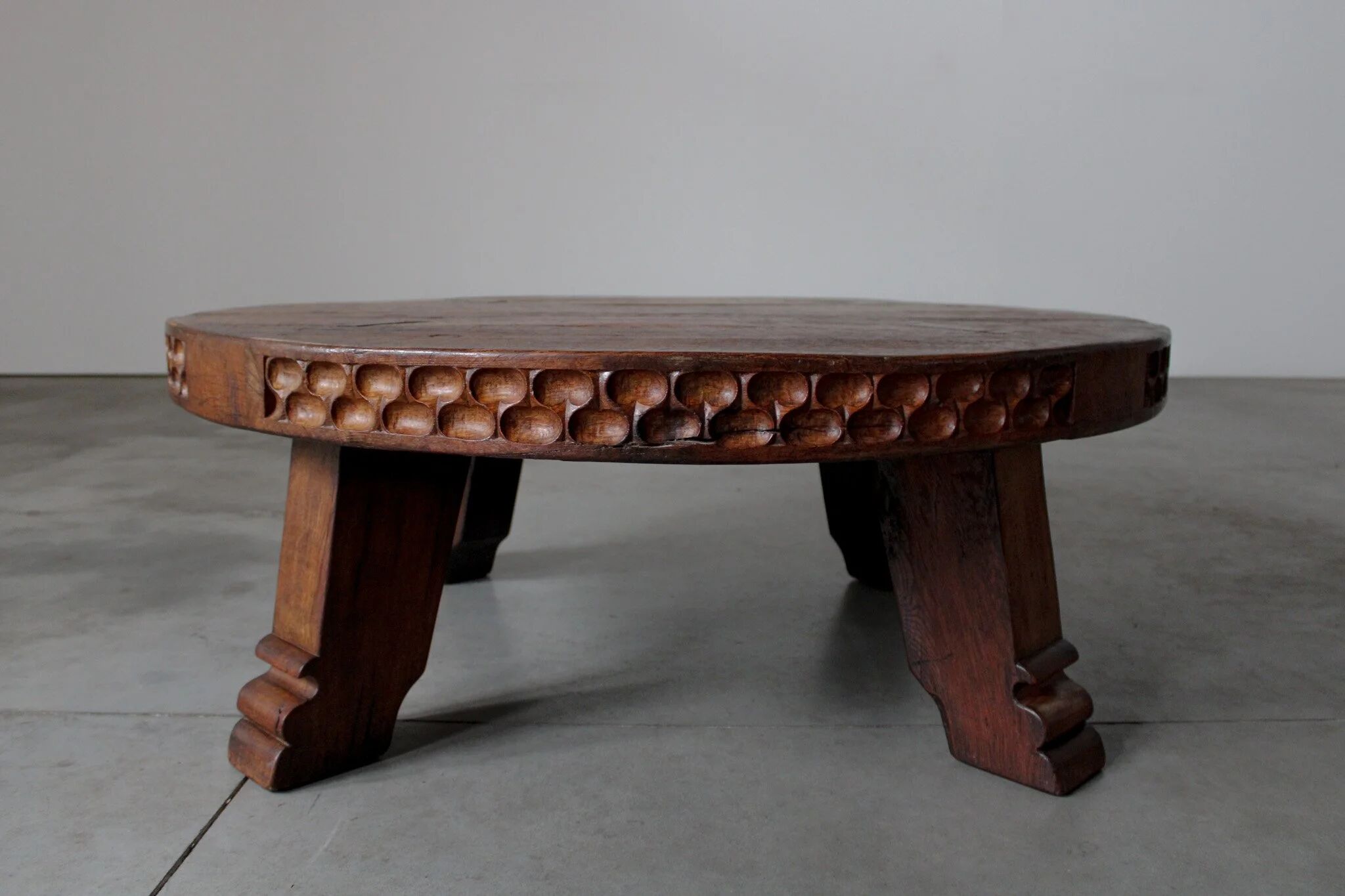 Table basse ronde rustique en chêne sculpté - Pays-Bas, années 1950