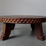 Table basse ronde rustique en chêne sculpté - Pays-Bas, années 1950