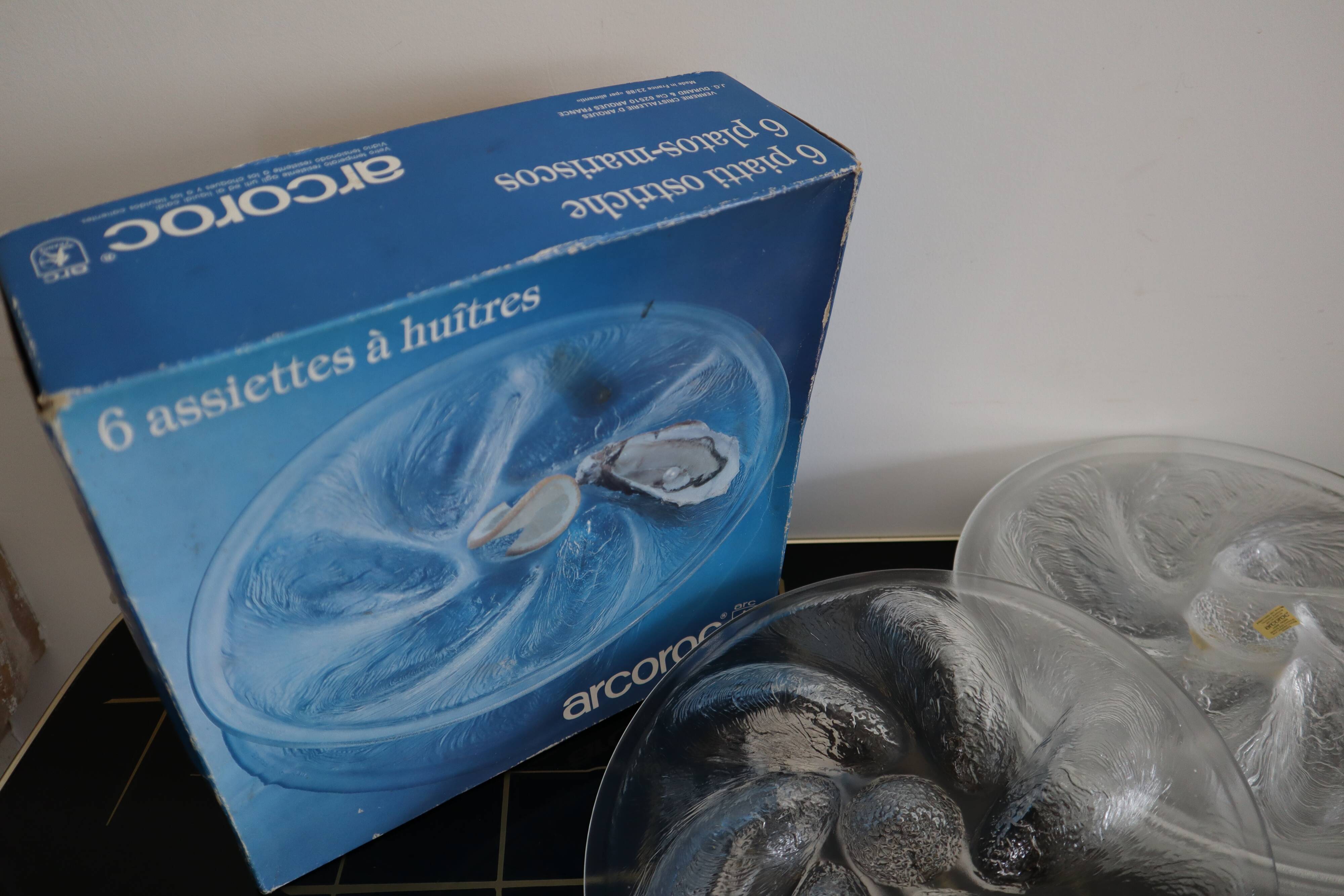 6 oyster plates and its 6 embossed glass forks, 1970s