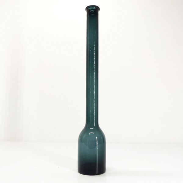 Vase bouteille en verre soufflé bleu 1960