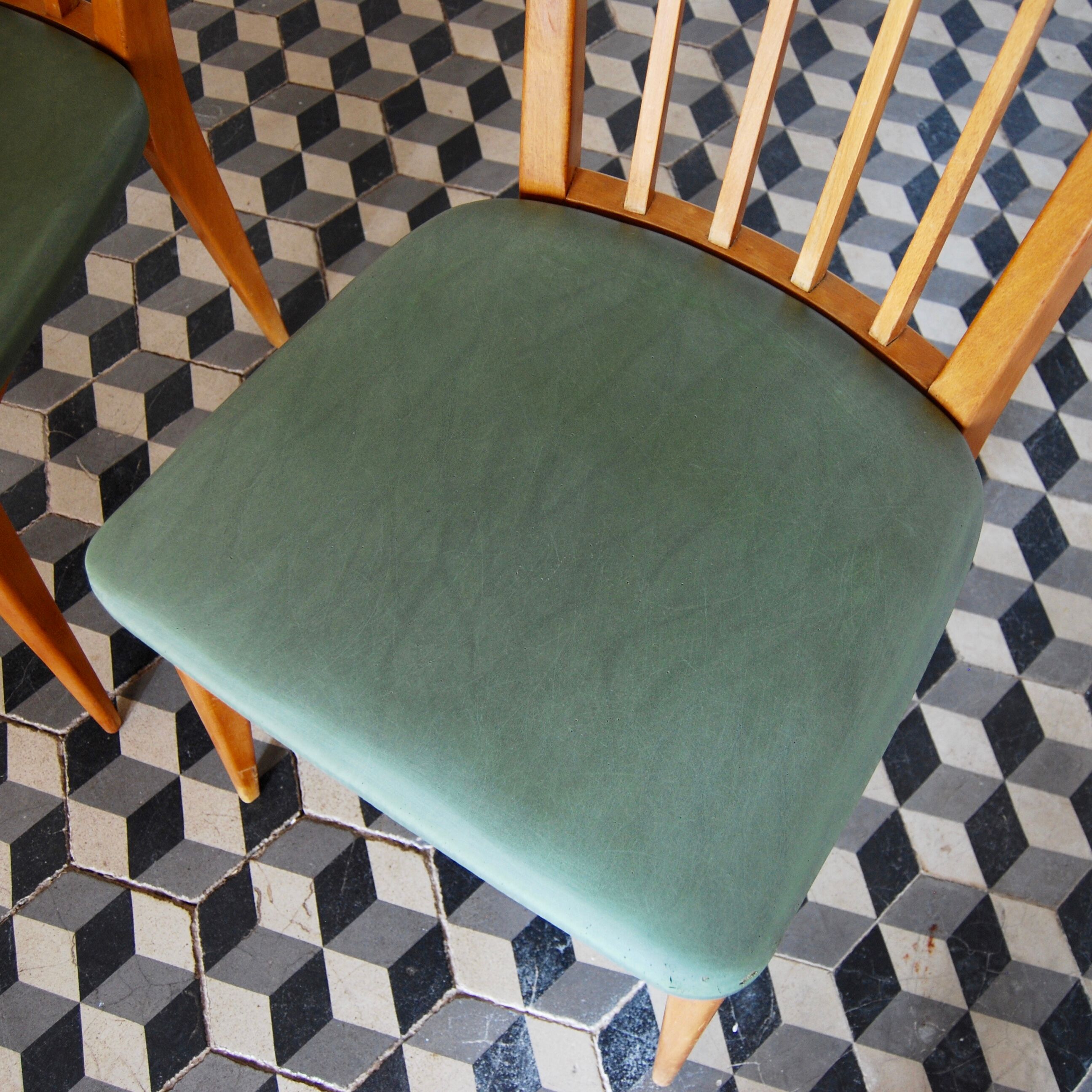 Chaises en bois et skaï vert
