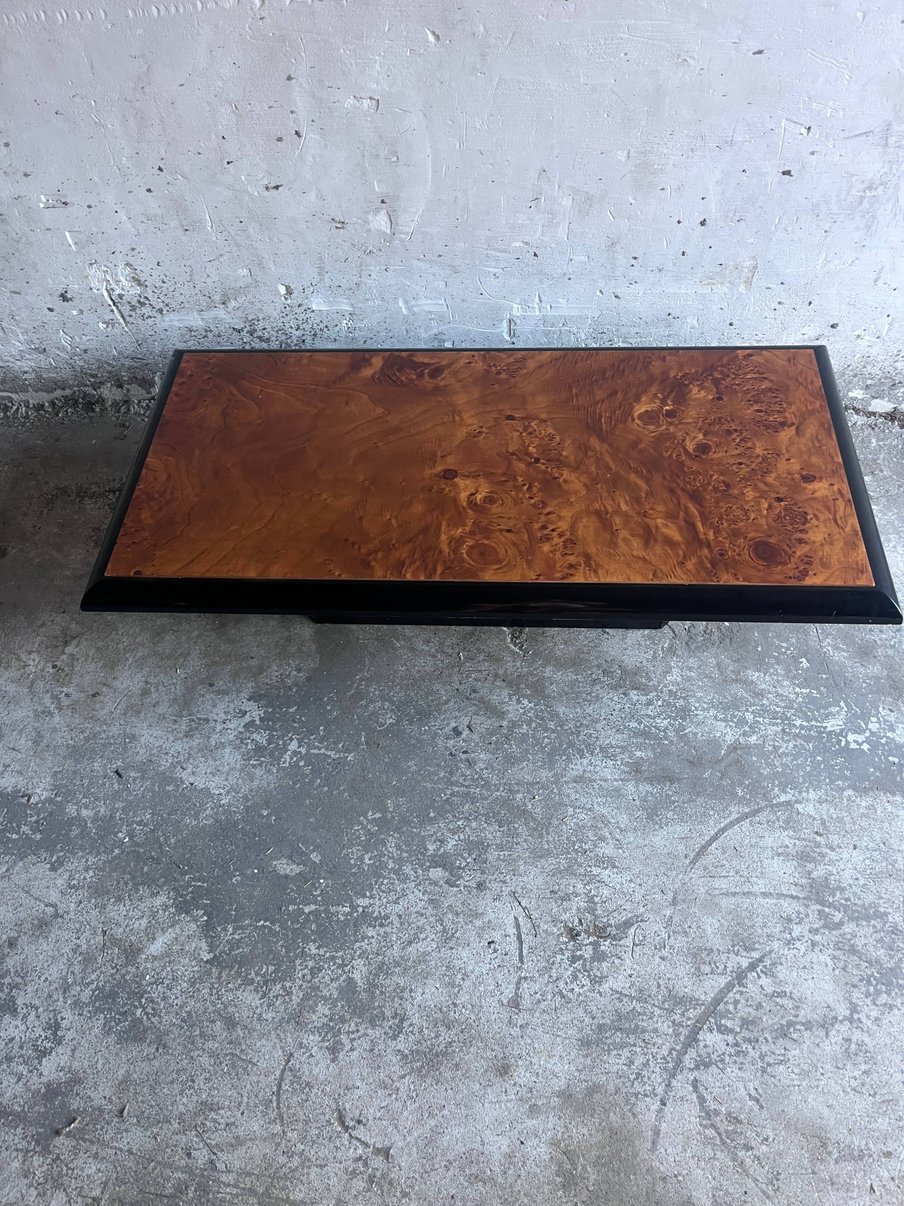 Vintage coffee table in wood burl on a black lacquered base.