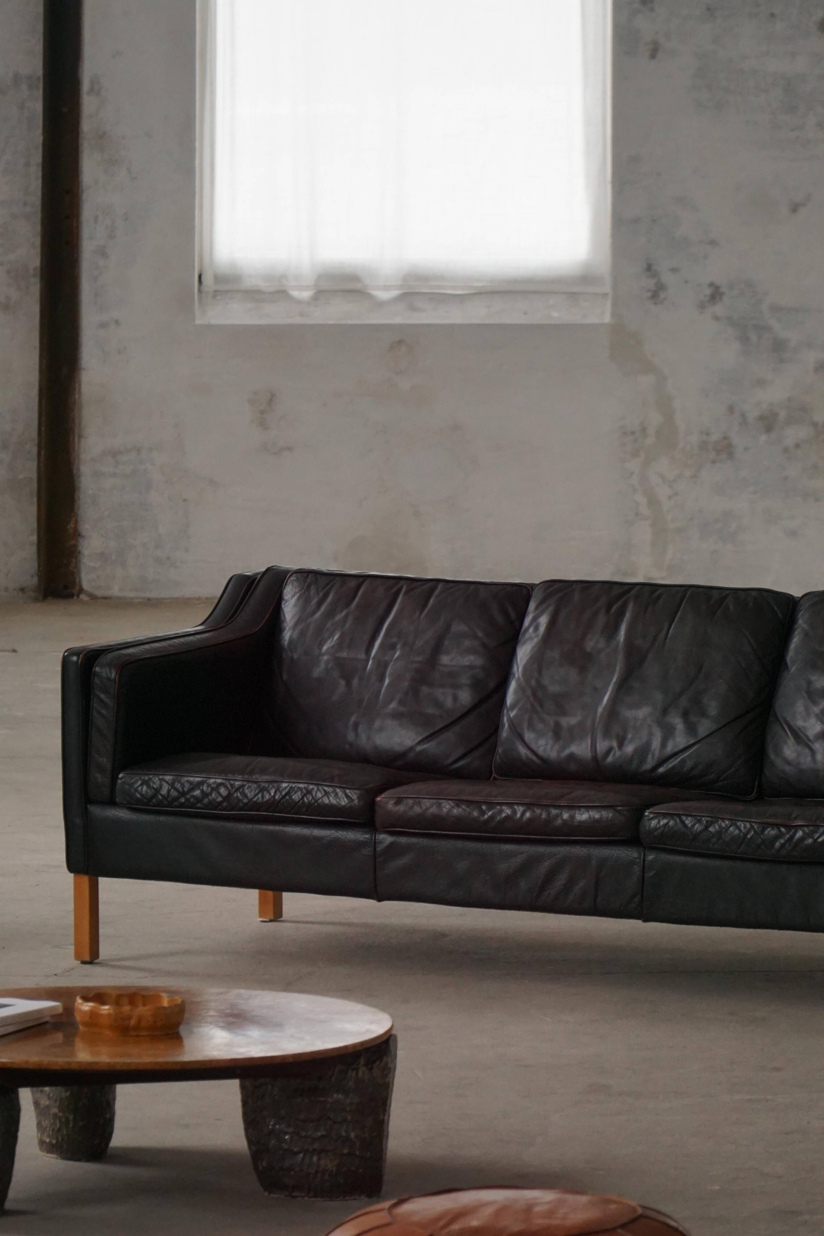 Three-seater canapé by Mogens Hansen, mid-century, in patinated black leather and solid beech.