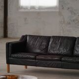 Three-seater canapé by Mogens Hansen, mid-century, in patinated black leather and solid beech.