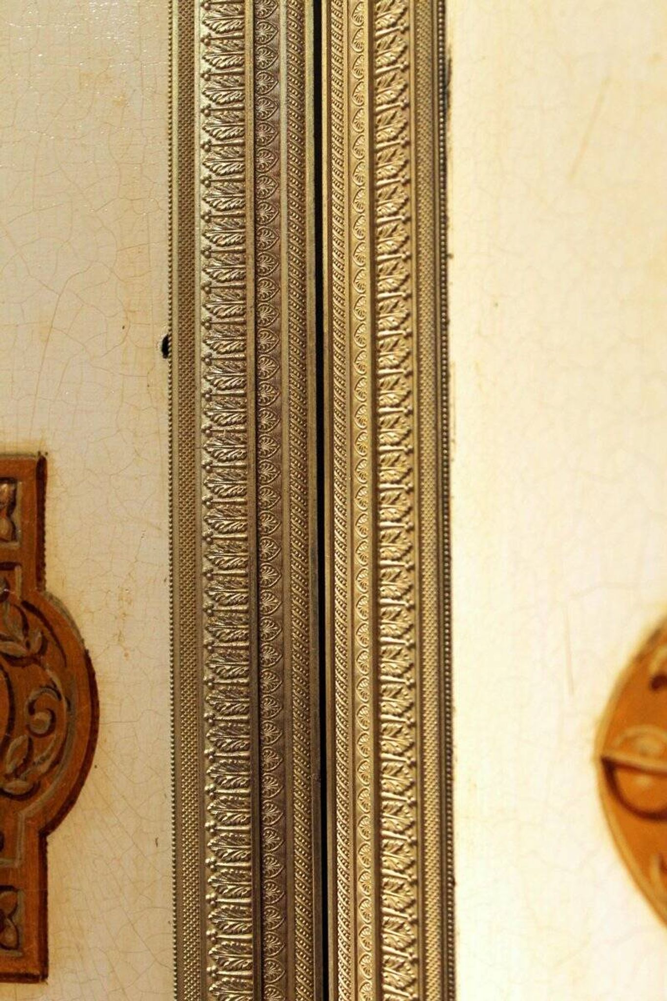 Paravent en bois peint à six panneaux italien du XIXe siècle dans un cadre en bronze doré.