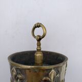 Cendrier sur pied . Bronze et laiton , à décor de fleur de lys .