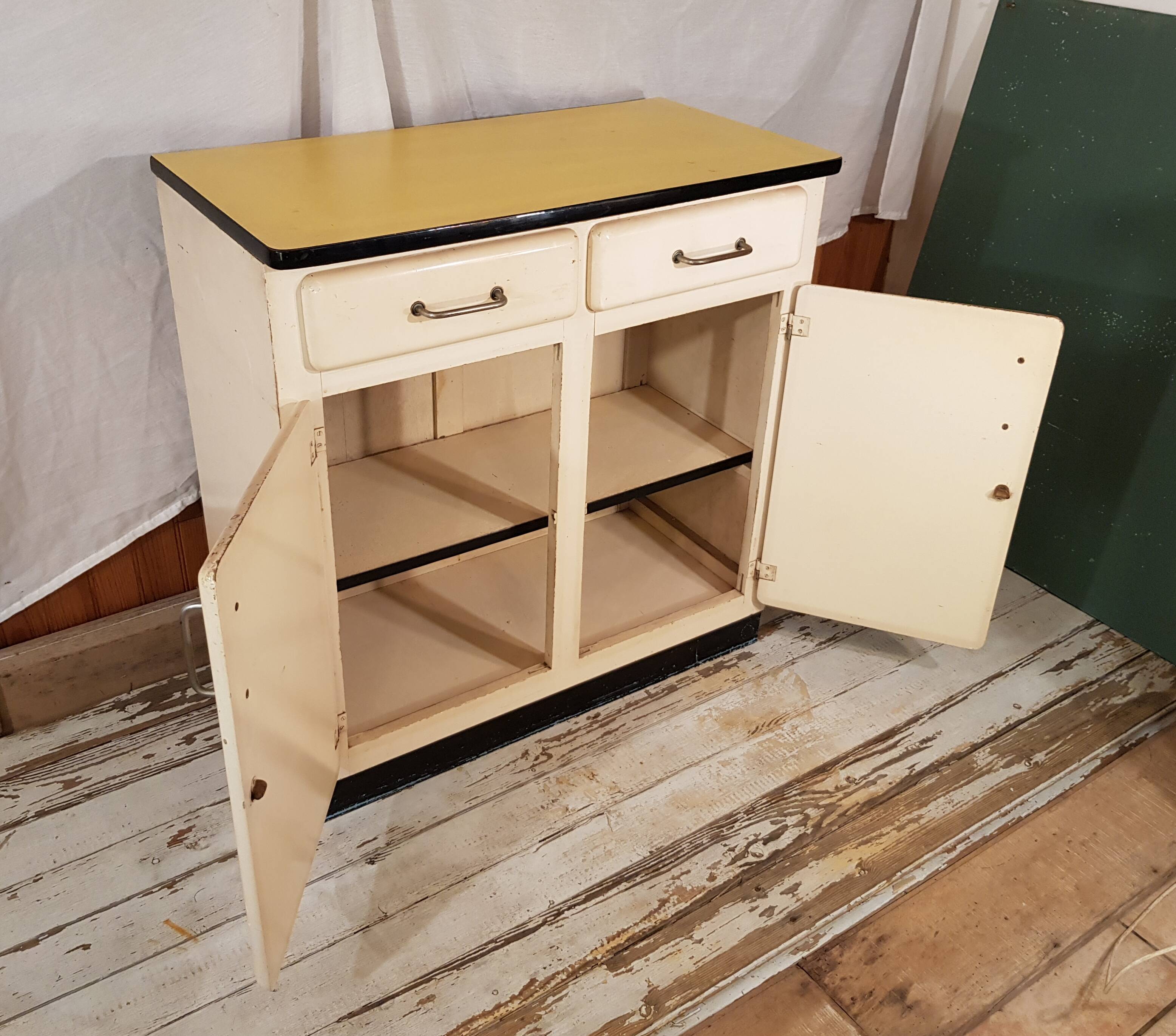 Mado buffet with yellow formica tray