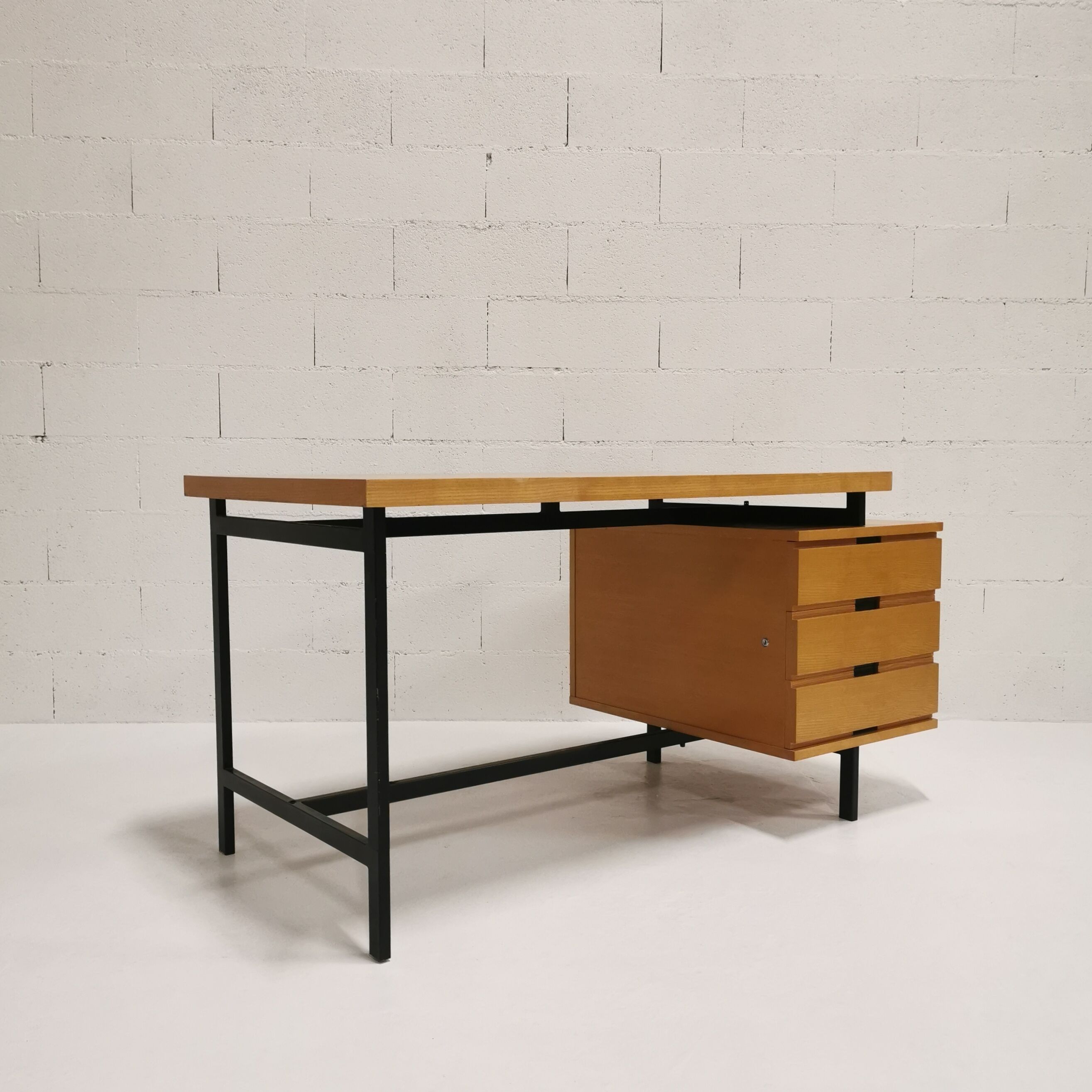 Bureau de Pierre Guariche Les Huchers Minvielle 1960