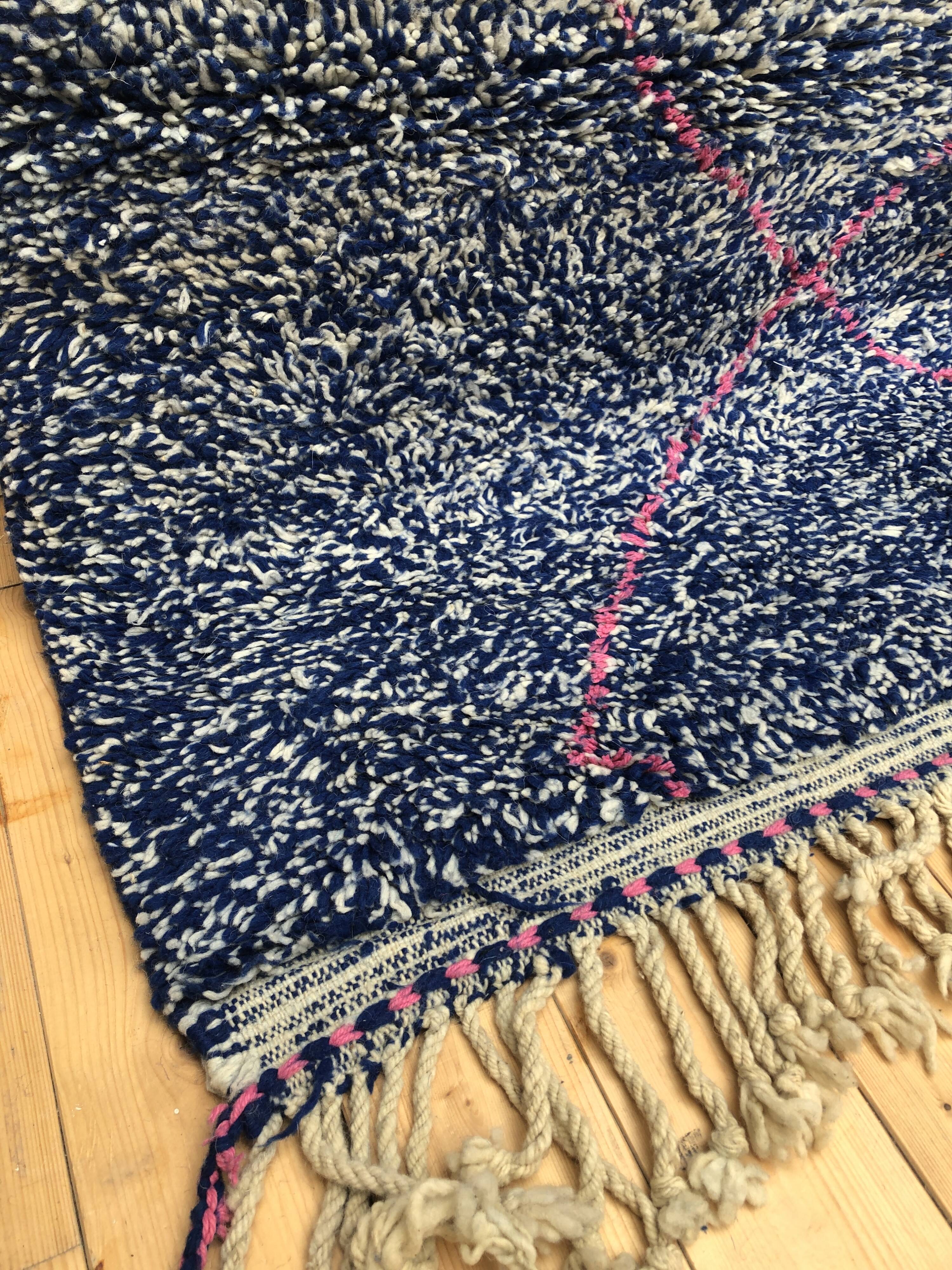 Moroccan Berber carpet Beni Ouarain intense blue with pink diamonds 3.06x2,16m