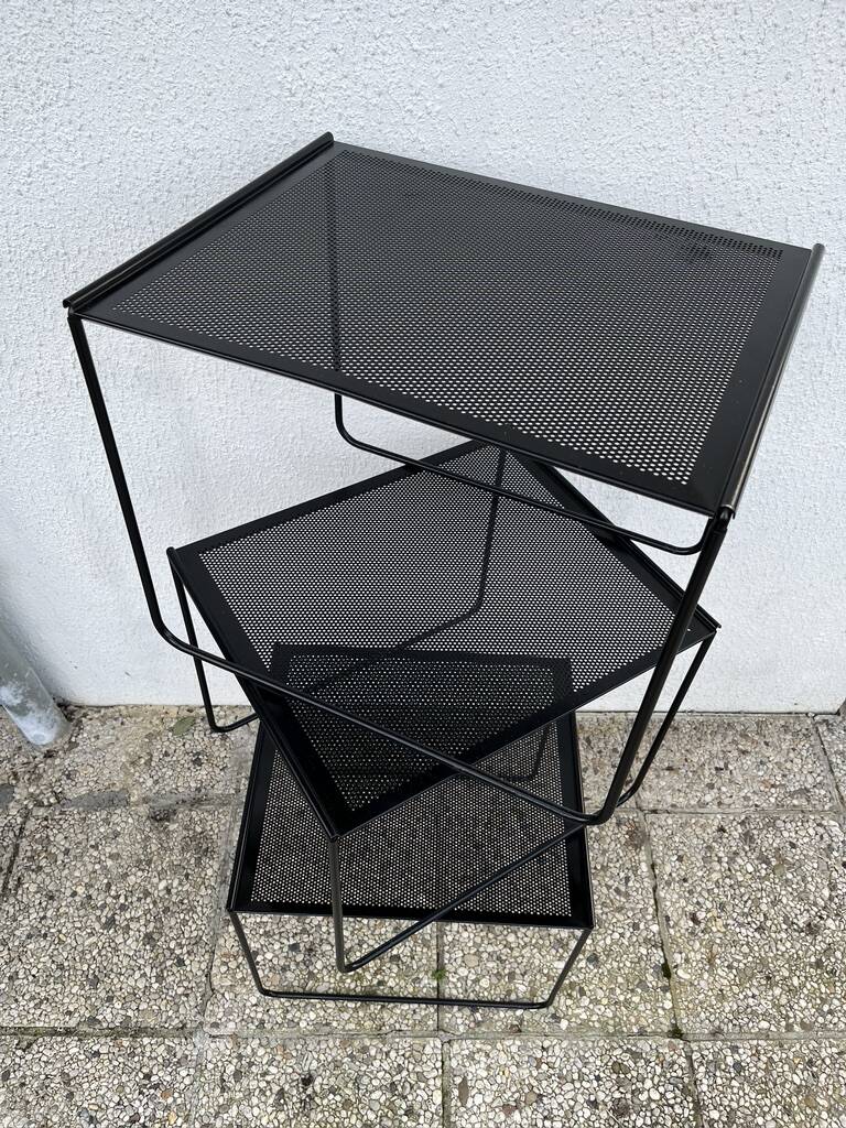 Minimalist nesting table