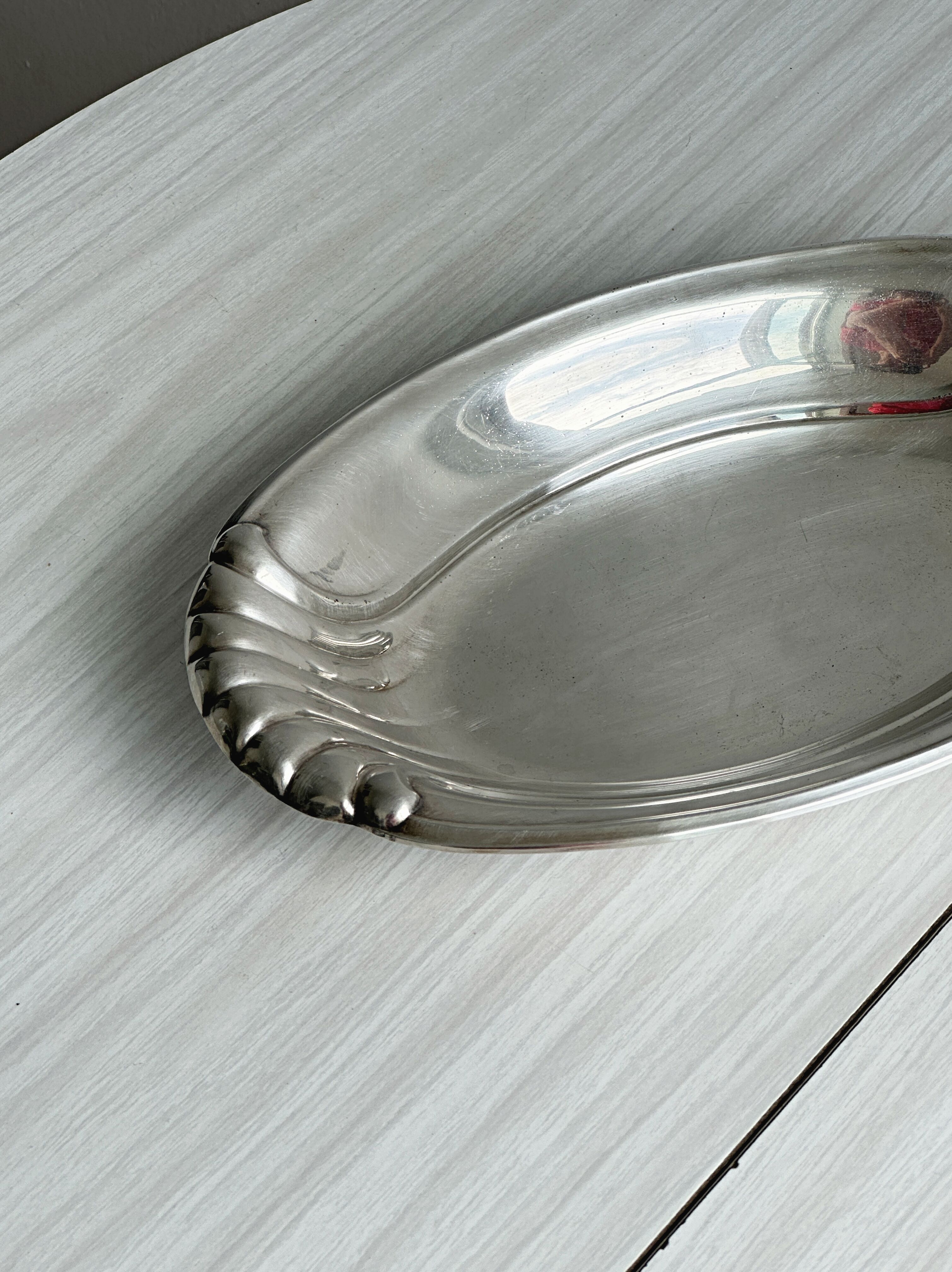 Light silver metal bread basket