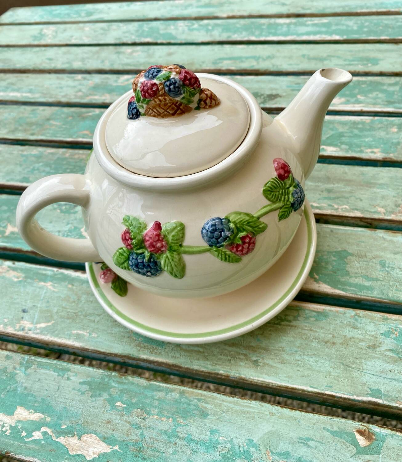 Teapot with fruity decoration