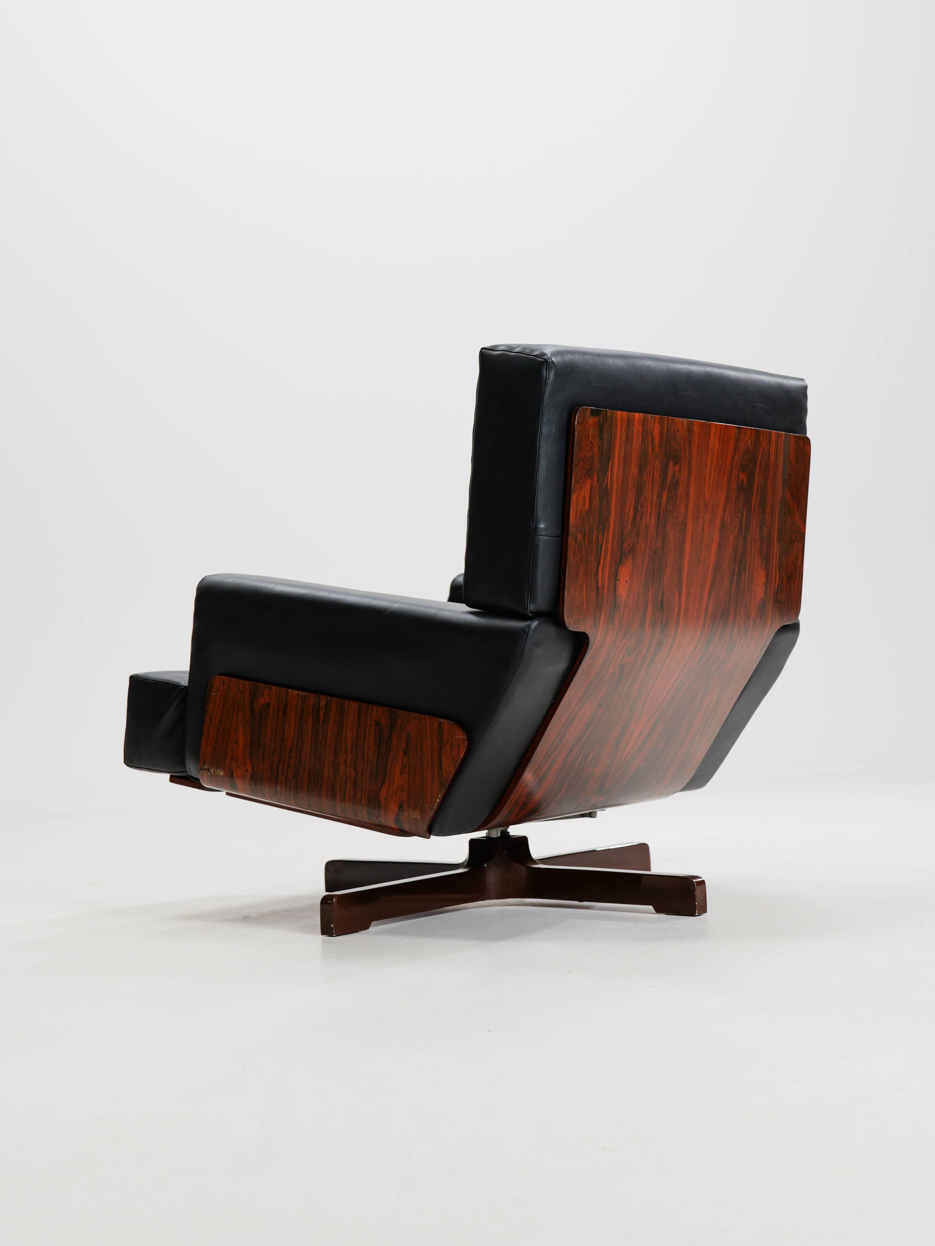 Swivel rosewood model 401 armchair by Menilio Taro for Cinova, 1960s