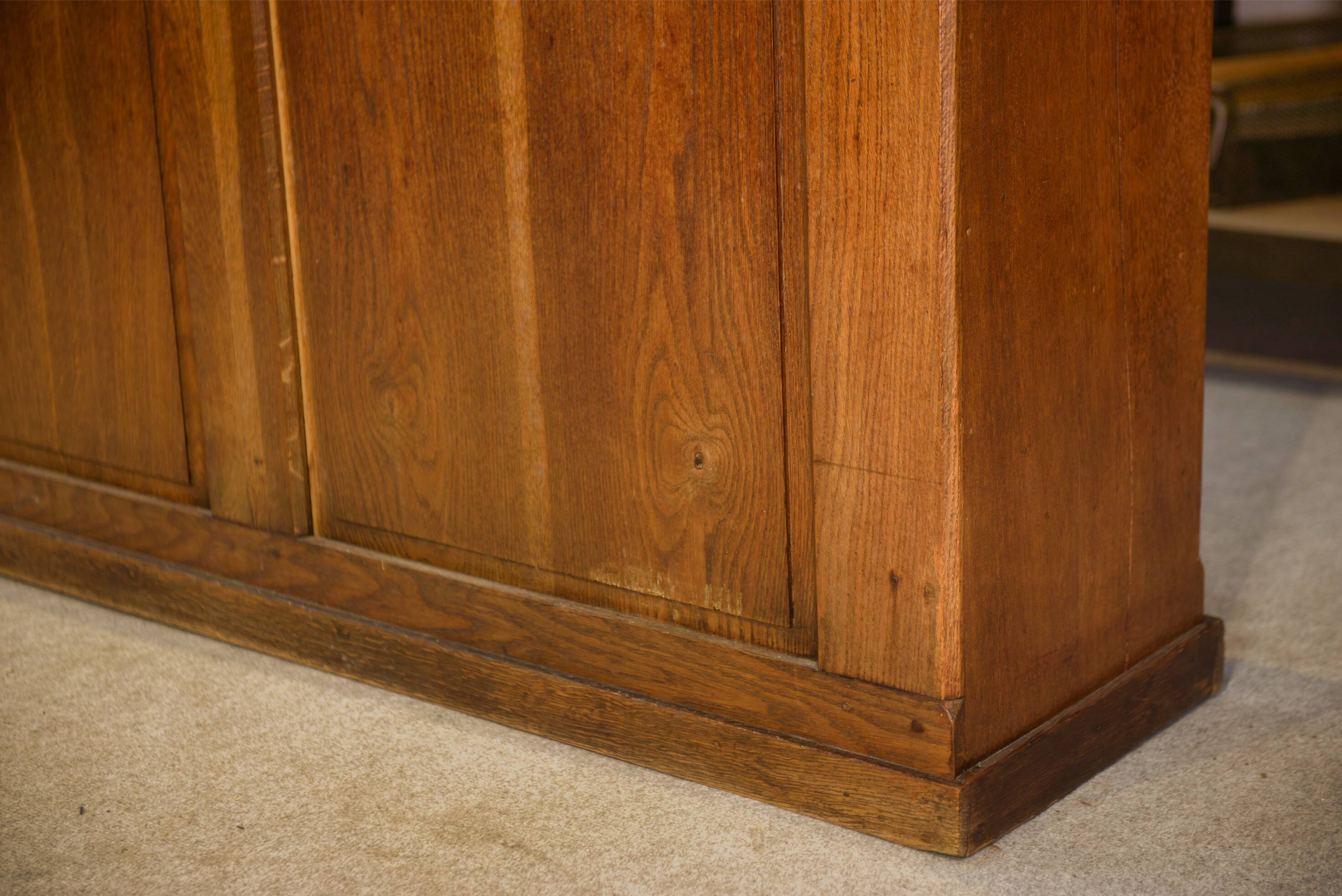 Grocer's counter / workshop furniture in solid oak from the 1920s