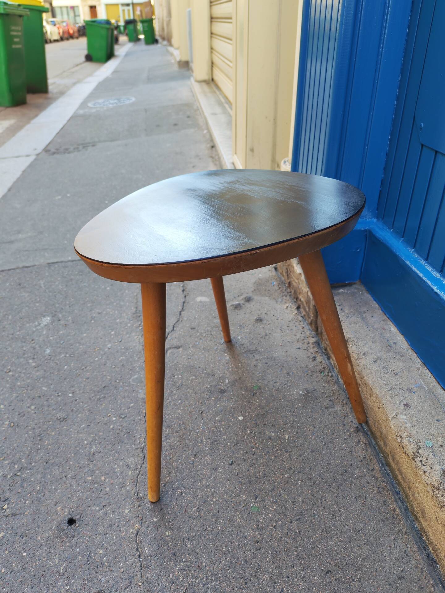 Tripod side table in rockabilly style from the 1960s.