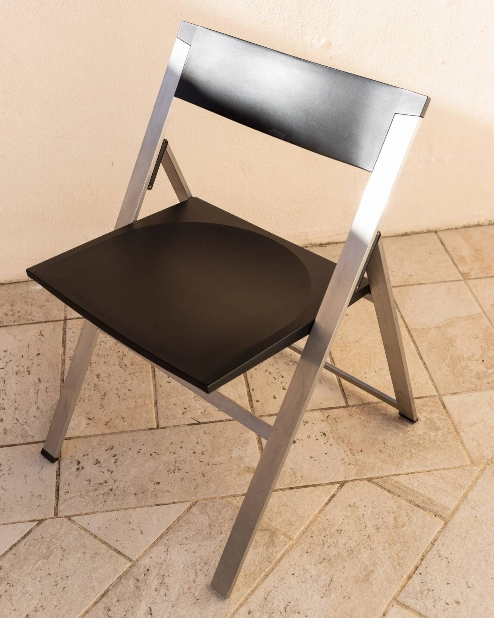 Chaise pliante Tecno P08 par Justus Kolberg - Cadre en acier, siège en plastique noir, fabriquée en Italie, années 1990.