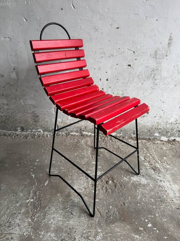 Chaise en bois à lattes peintes en rouge avec cadre en métal noir — Style bistro industriel moderne