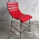 Chaise à lattes en bois peint en rouge avec structure en métal noir — Style bistro industriel moderne