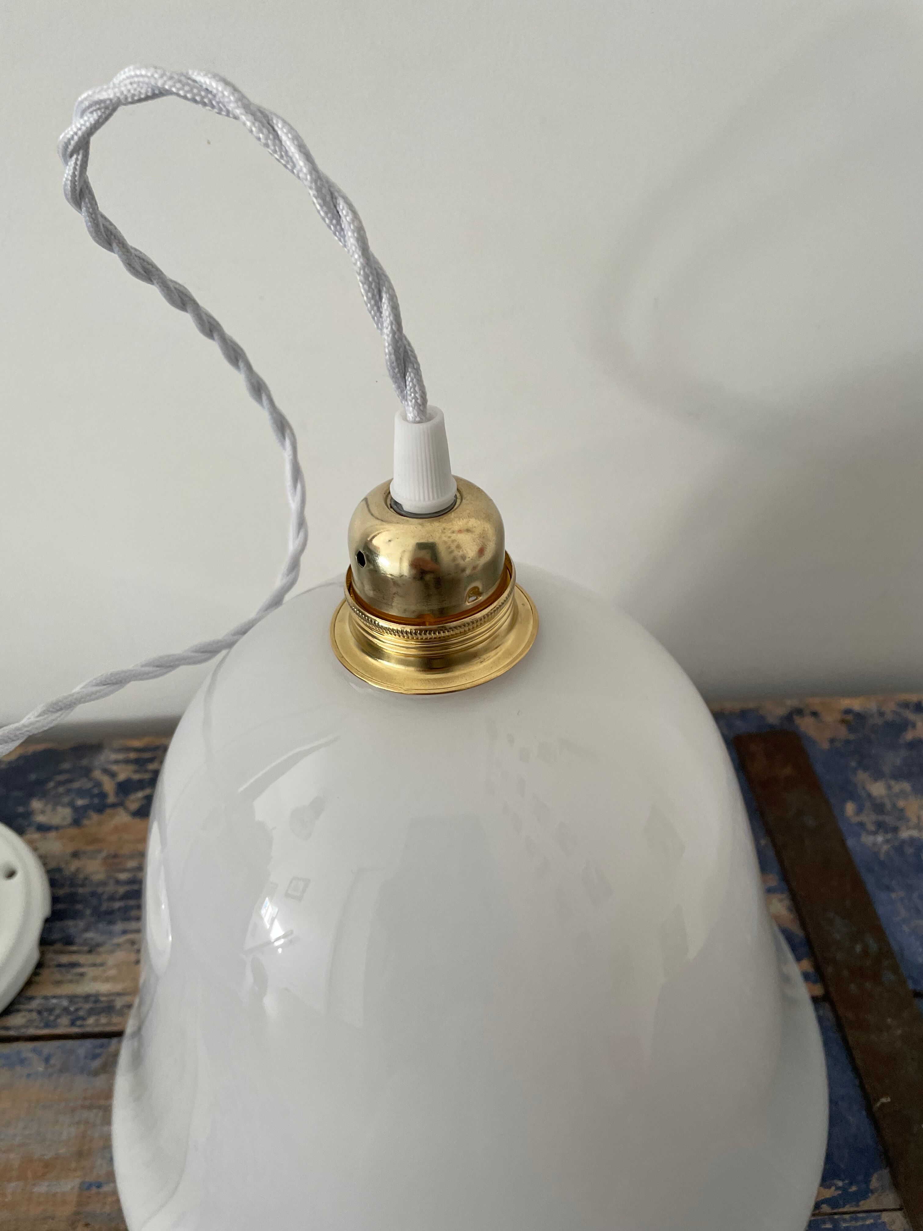Vintage suspension in electrified white opaline to nine