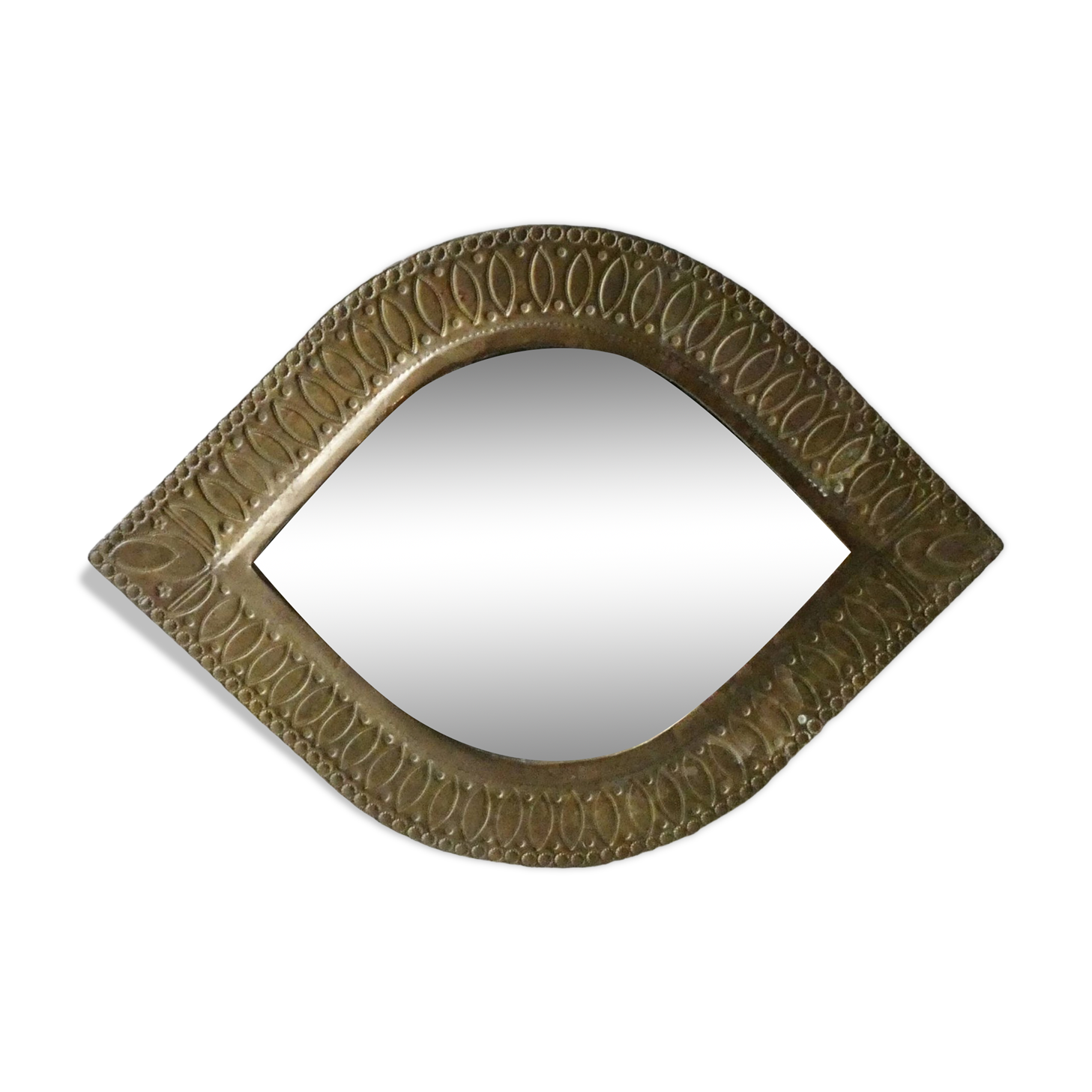 Miroir marocain en métal ciselé, forme oeil, années 70-80
