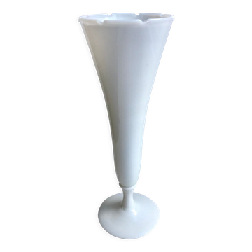 Vase en opaline blanc dentelé années 60