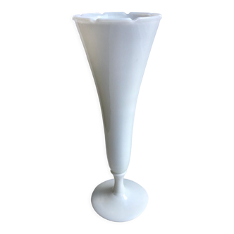 Vase en opaline blanc dentelé années 60