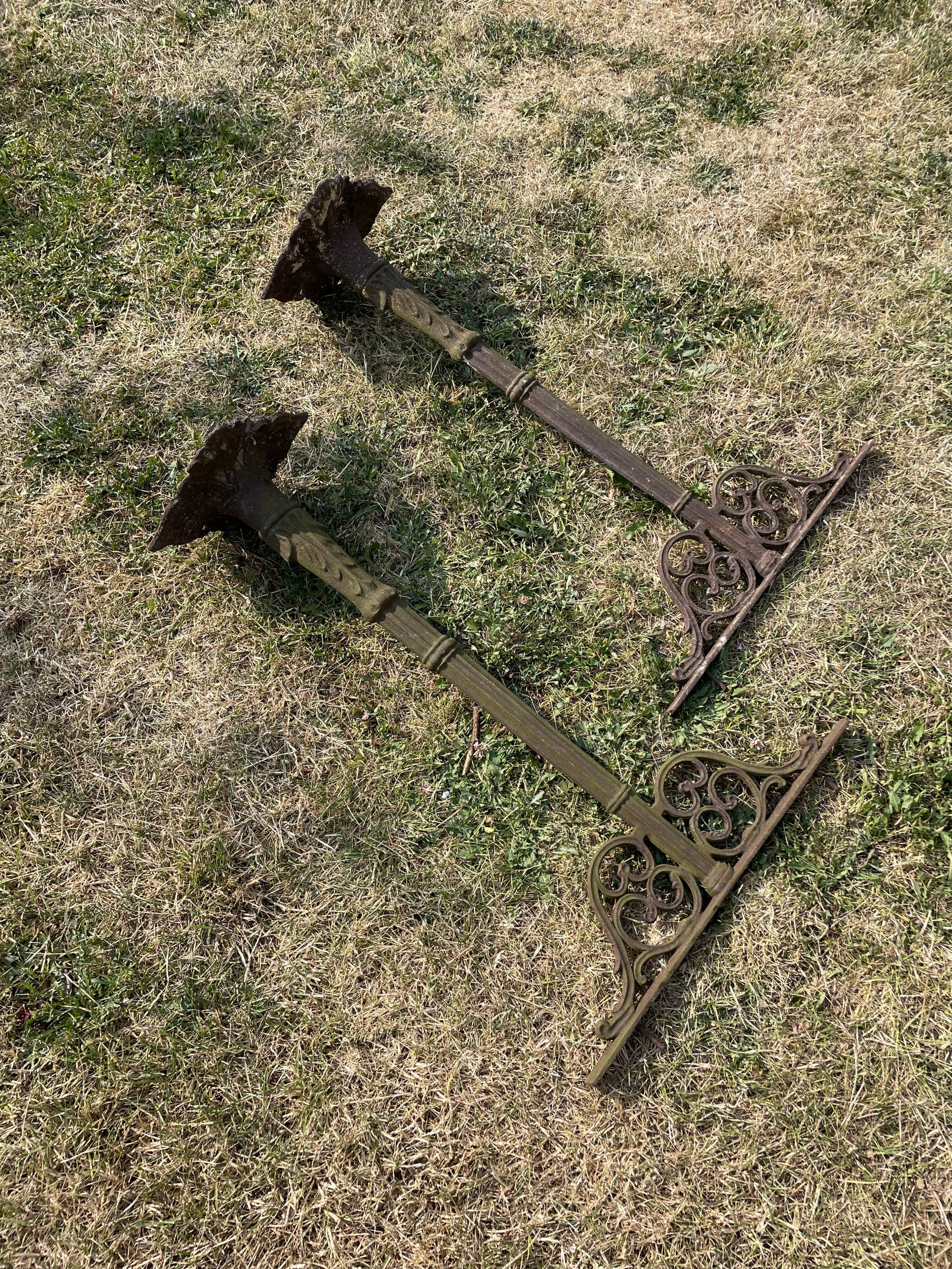 Pair of feet cast iron XIX th florist stall