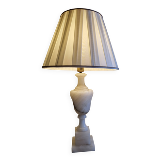 Lampe onyx et abat jour plissé