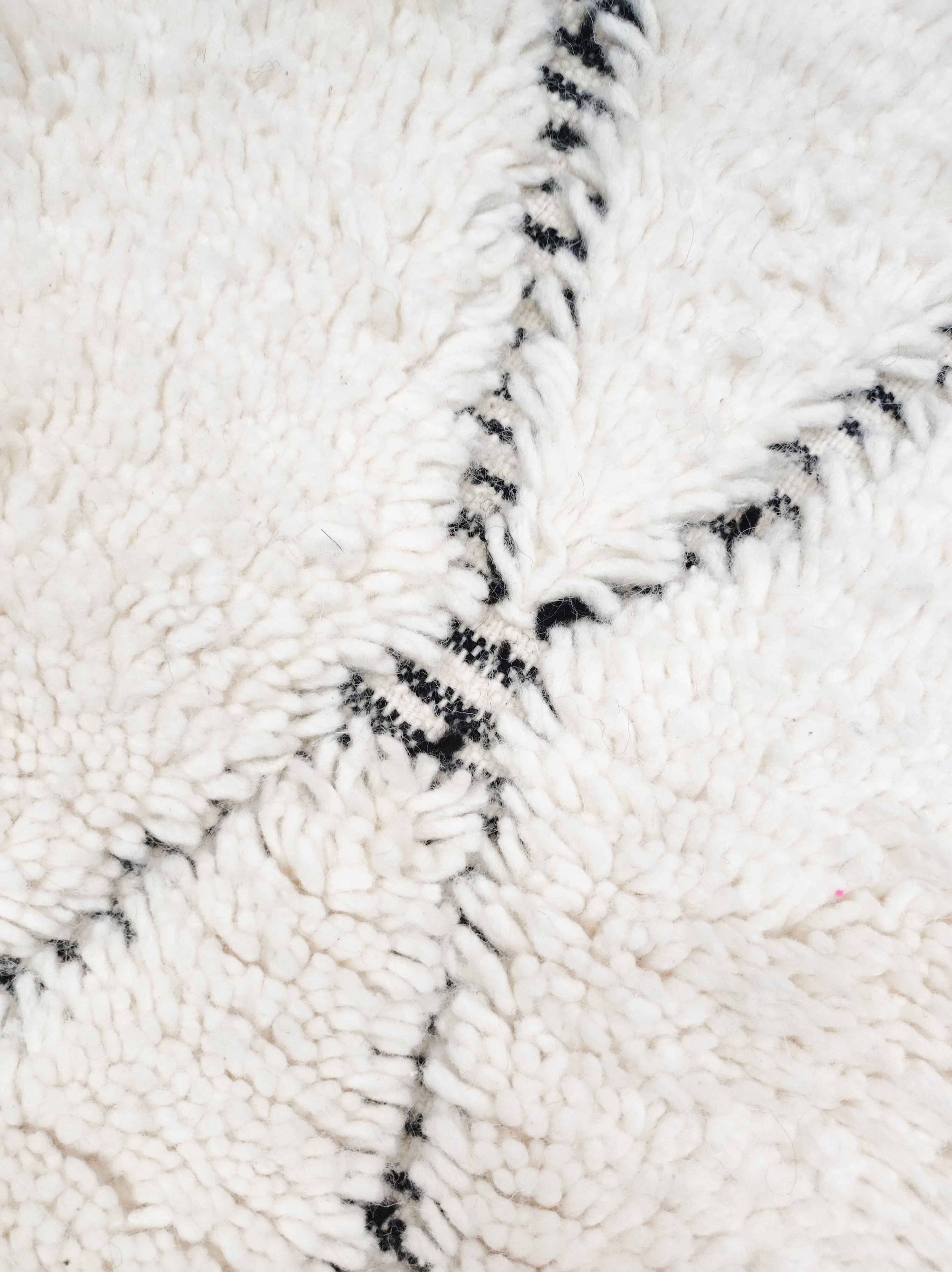 Beni Ouarain Moroccan Berber rug with engraved black diamonds 2.42x1.67m