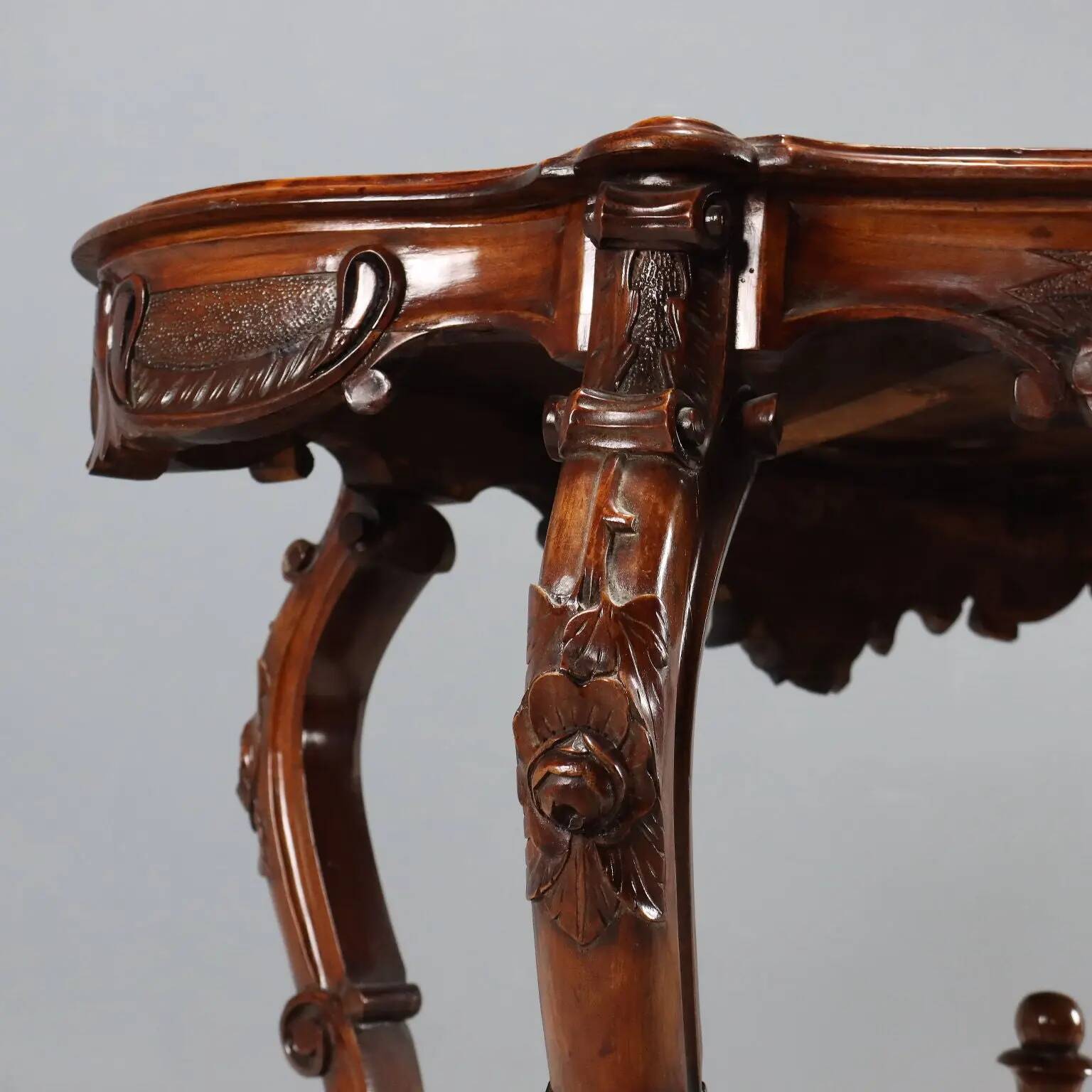 Small antique Louis-Philippe table in walnut, Italy, 19th century.