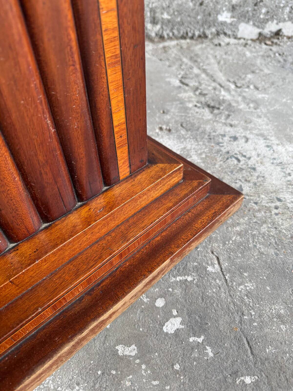 Table d'appoint en bois bourgogne-brun de l'entre-deux-guerres avec base à colonne cannelée, Belgique 1930