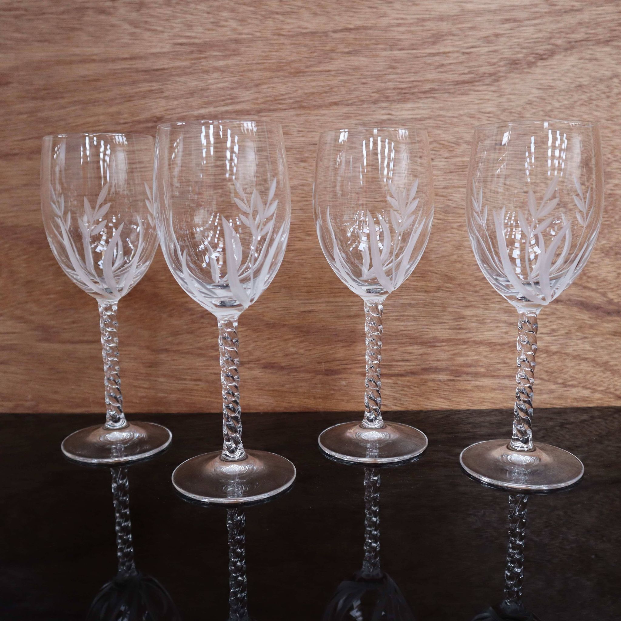 Ensemble de 4 verres à vin blanc vintage en cristal gravé