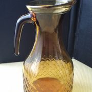 Carafe à eau , pichet vintage en verre ambré