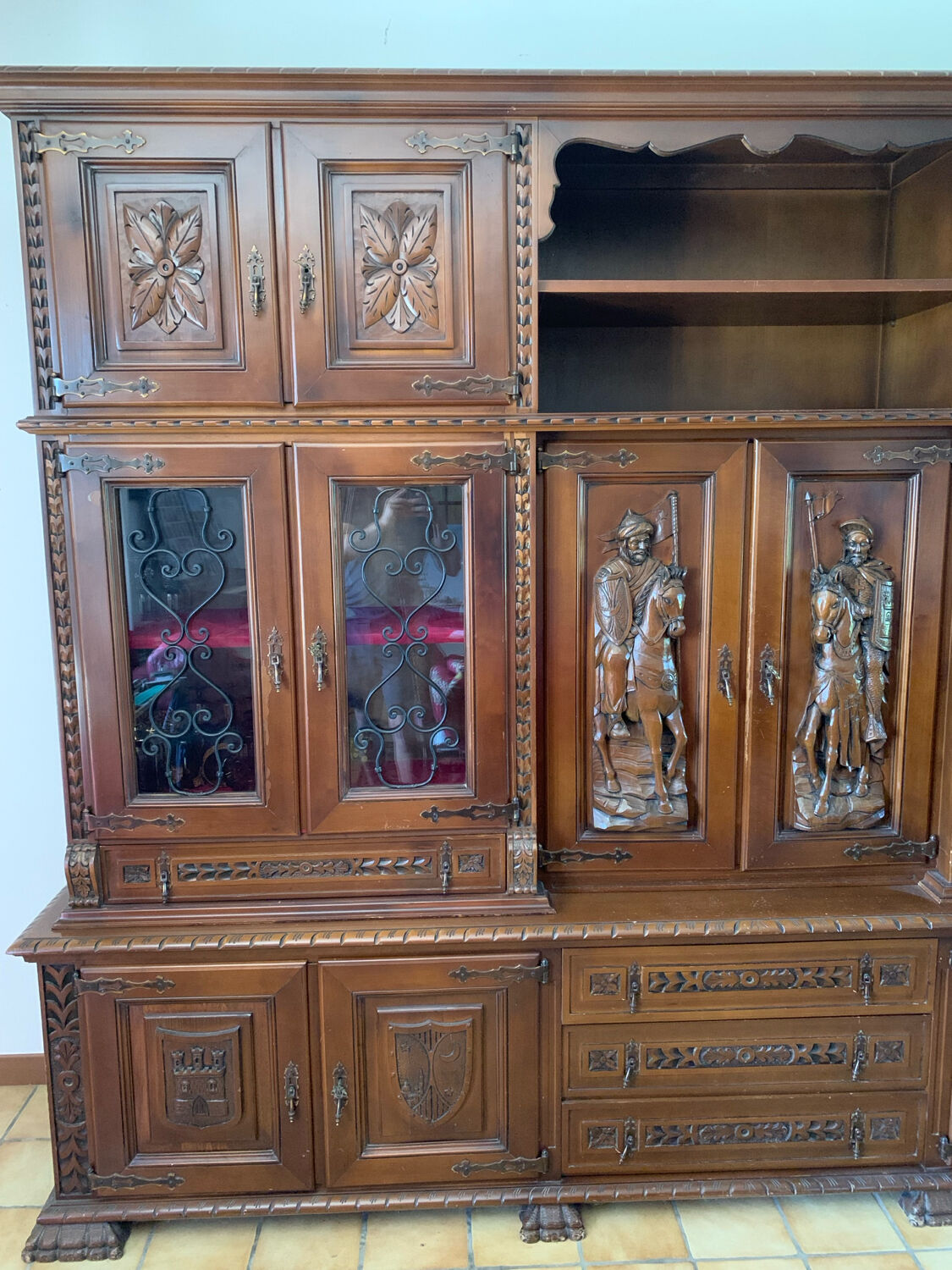 Exceptionnel living sculpté en bois massif – Style Renaissance espagno