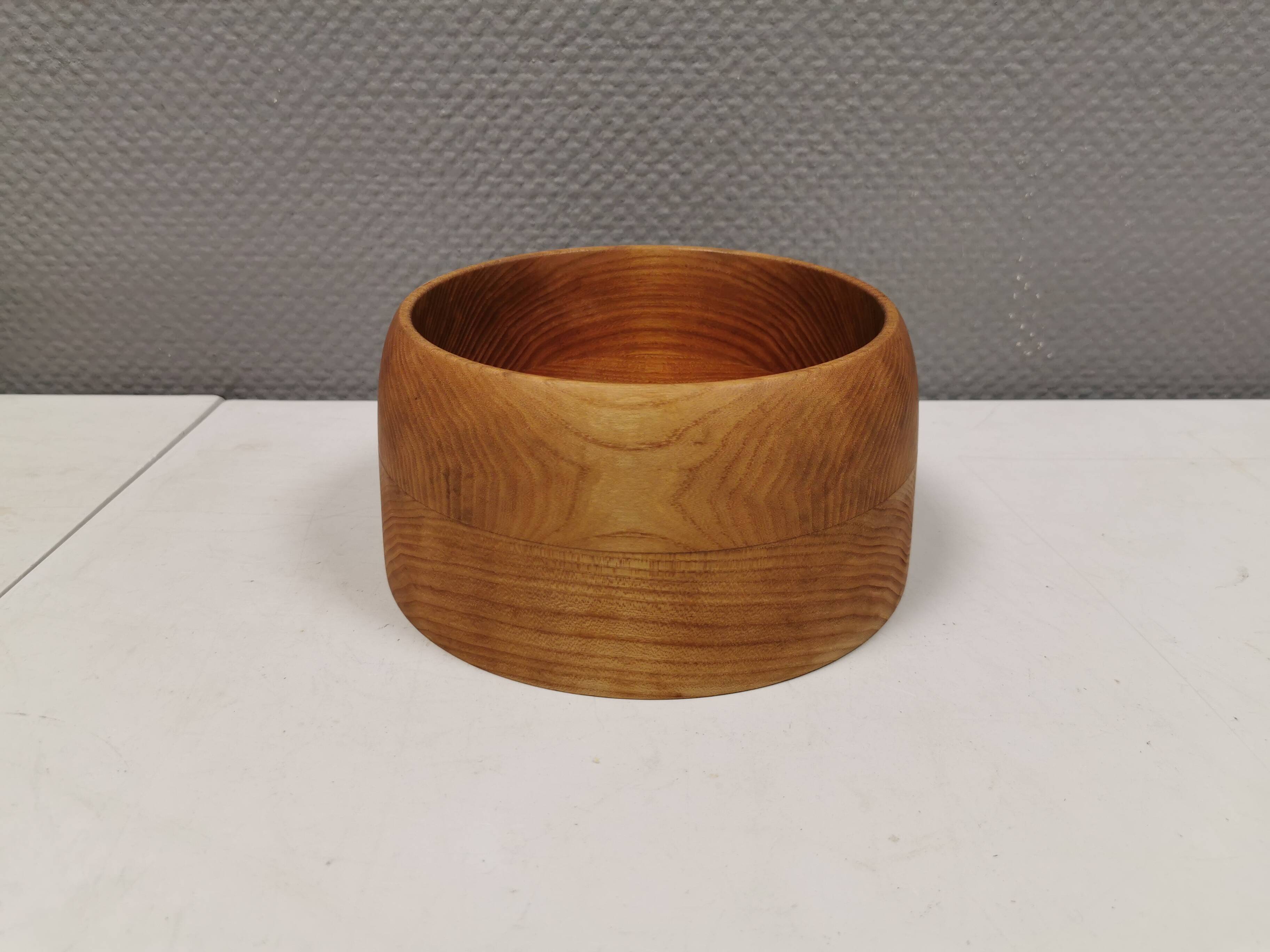 Grand bol danois en bois de frêne tourné années 1970.