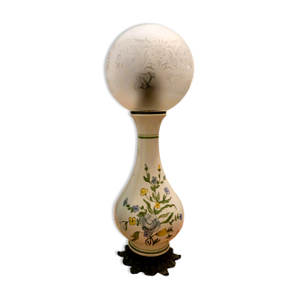 Porcelain oil lamp transformed into an electric lamp