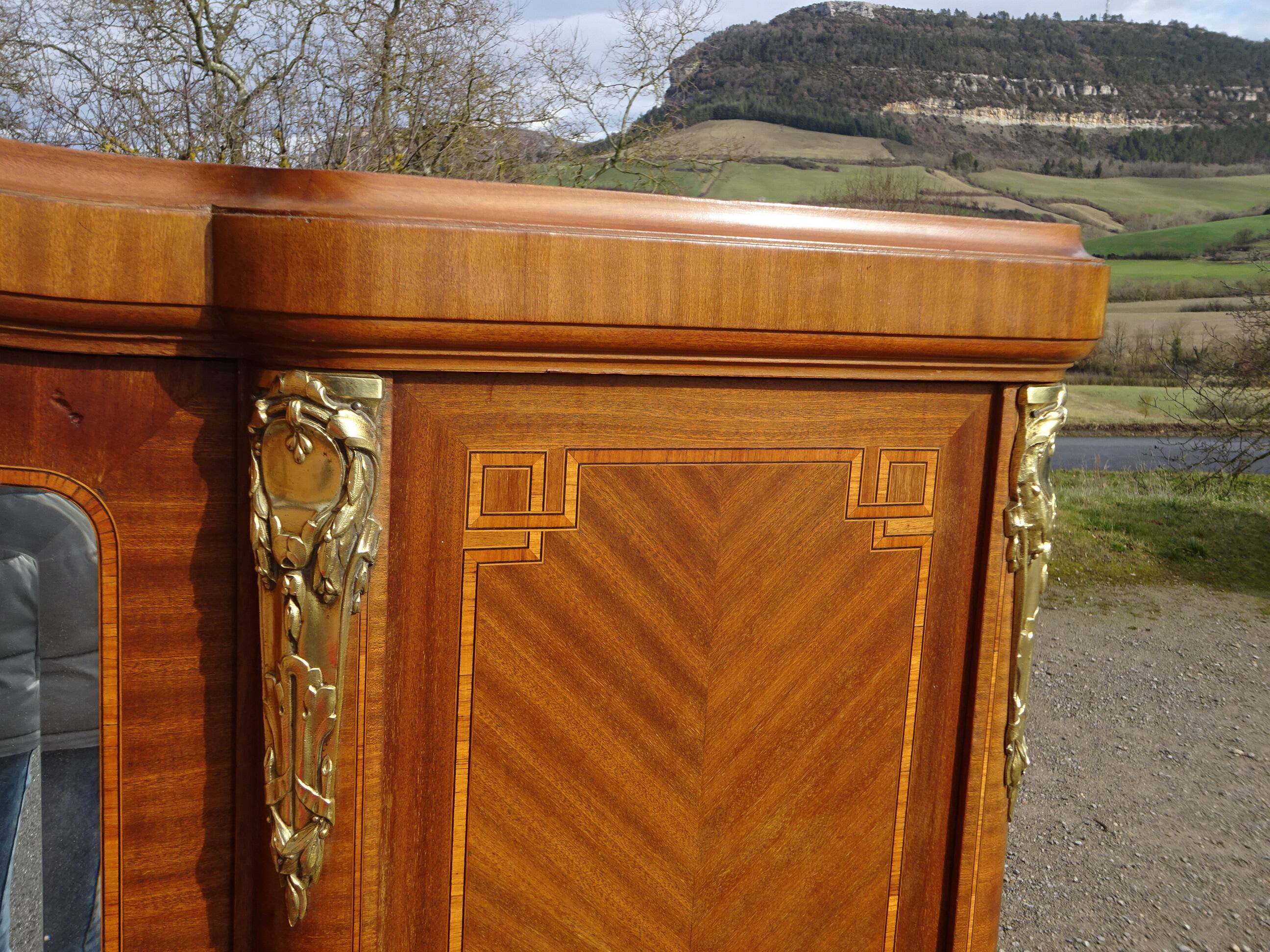 Ancienne armoire Louis XVI avec bronze et marqueterie
