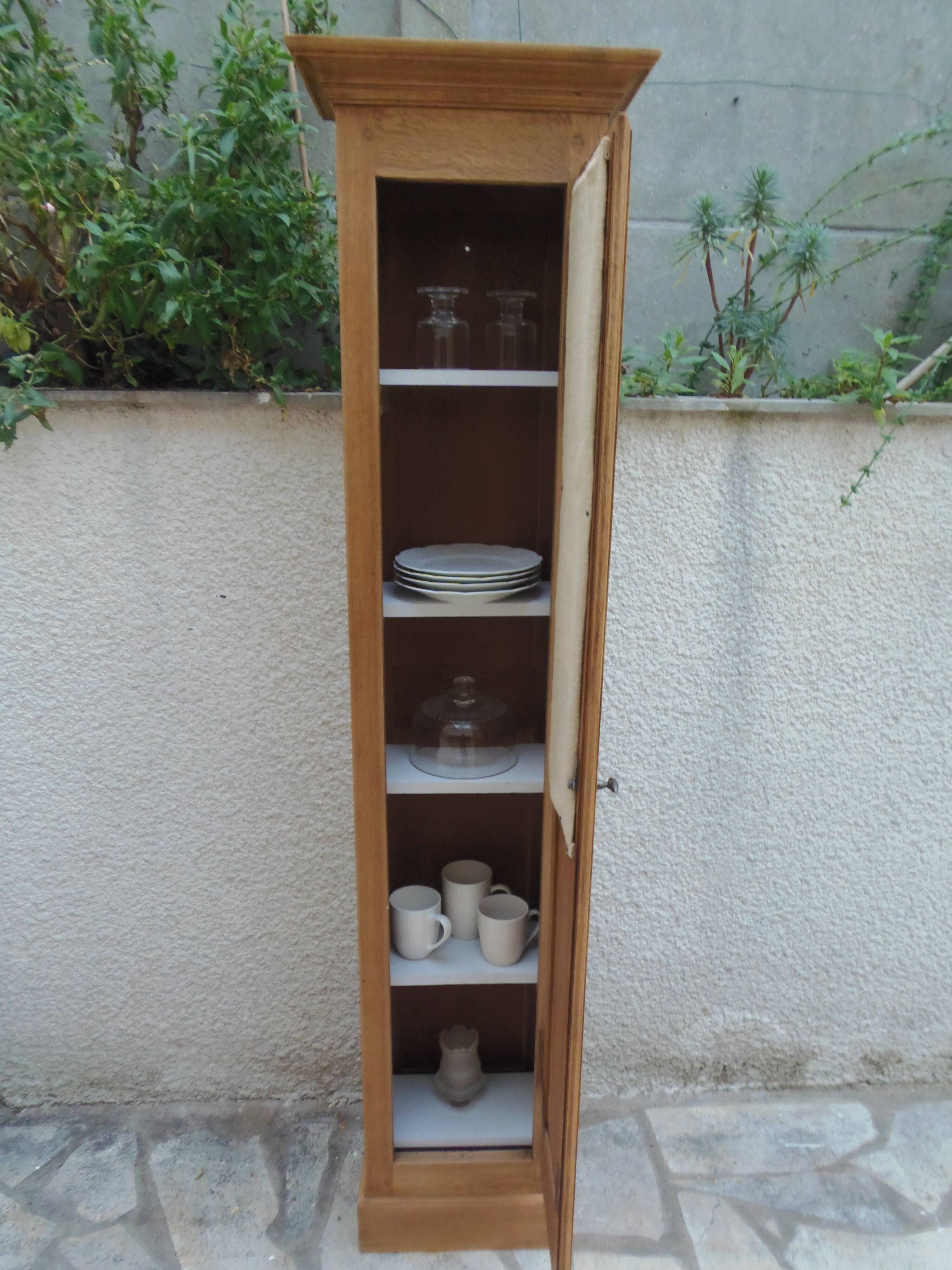 Petite armoire en chêne, 4 étagères, la porte habillée de toile de jute.