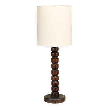 Grande lampe de table brutaliste française vintage en bois tourné teinté, années 1960.