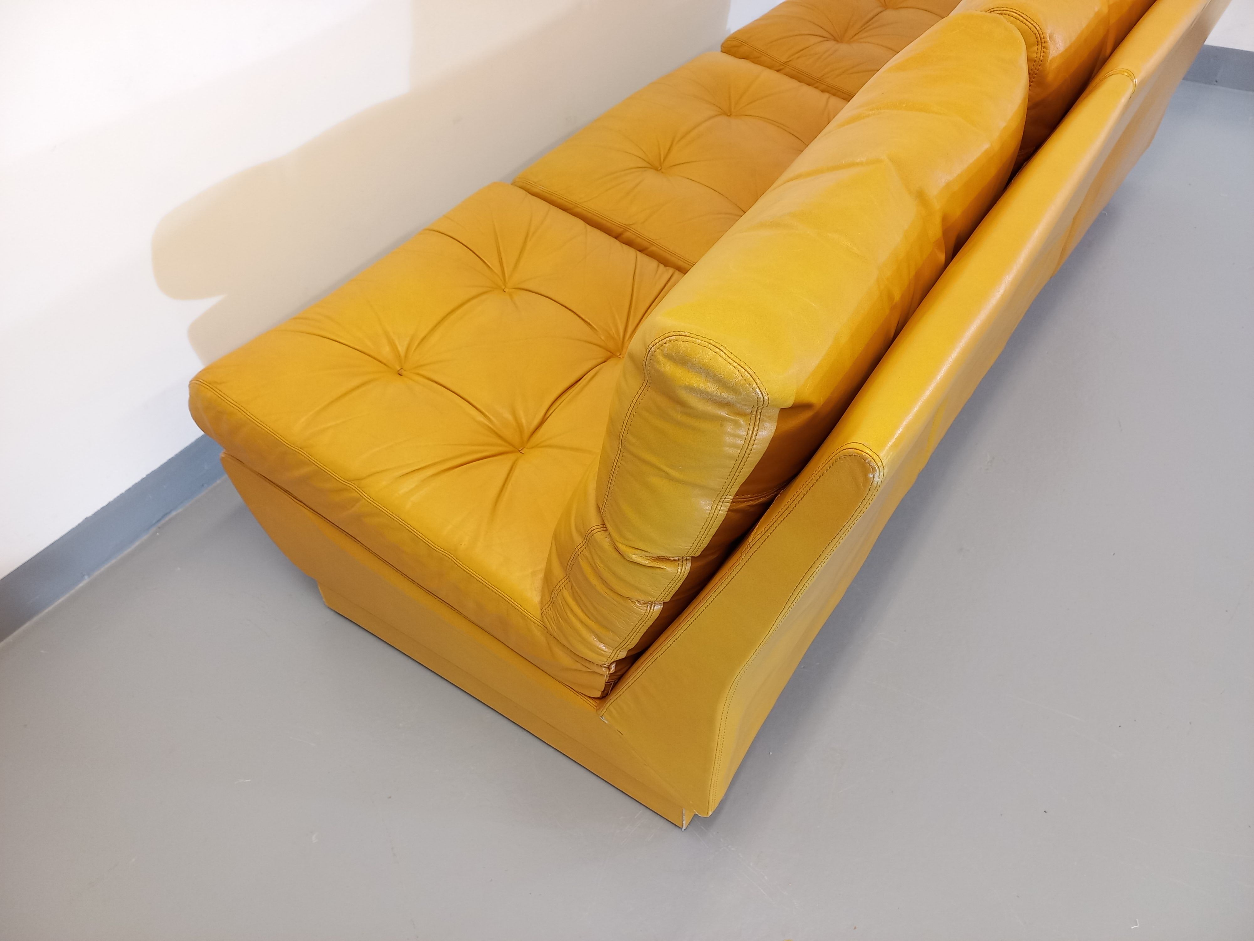 Suite of 3 Roche Bobois vintage chauffeurs in mustard yellow leather 70s