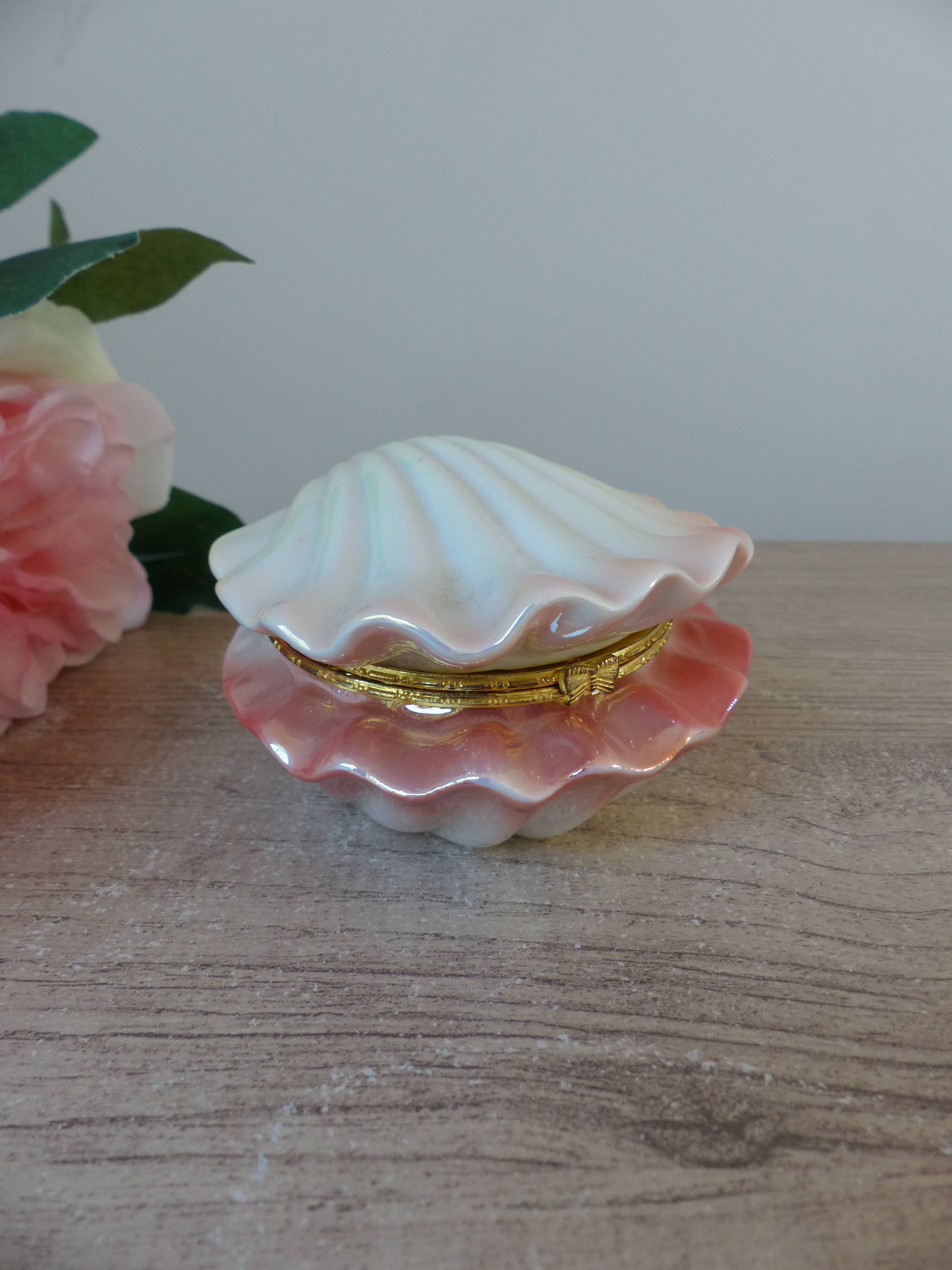 Vintage shell-shaped catchall in iridescent cream and pink ceramic.