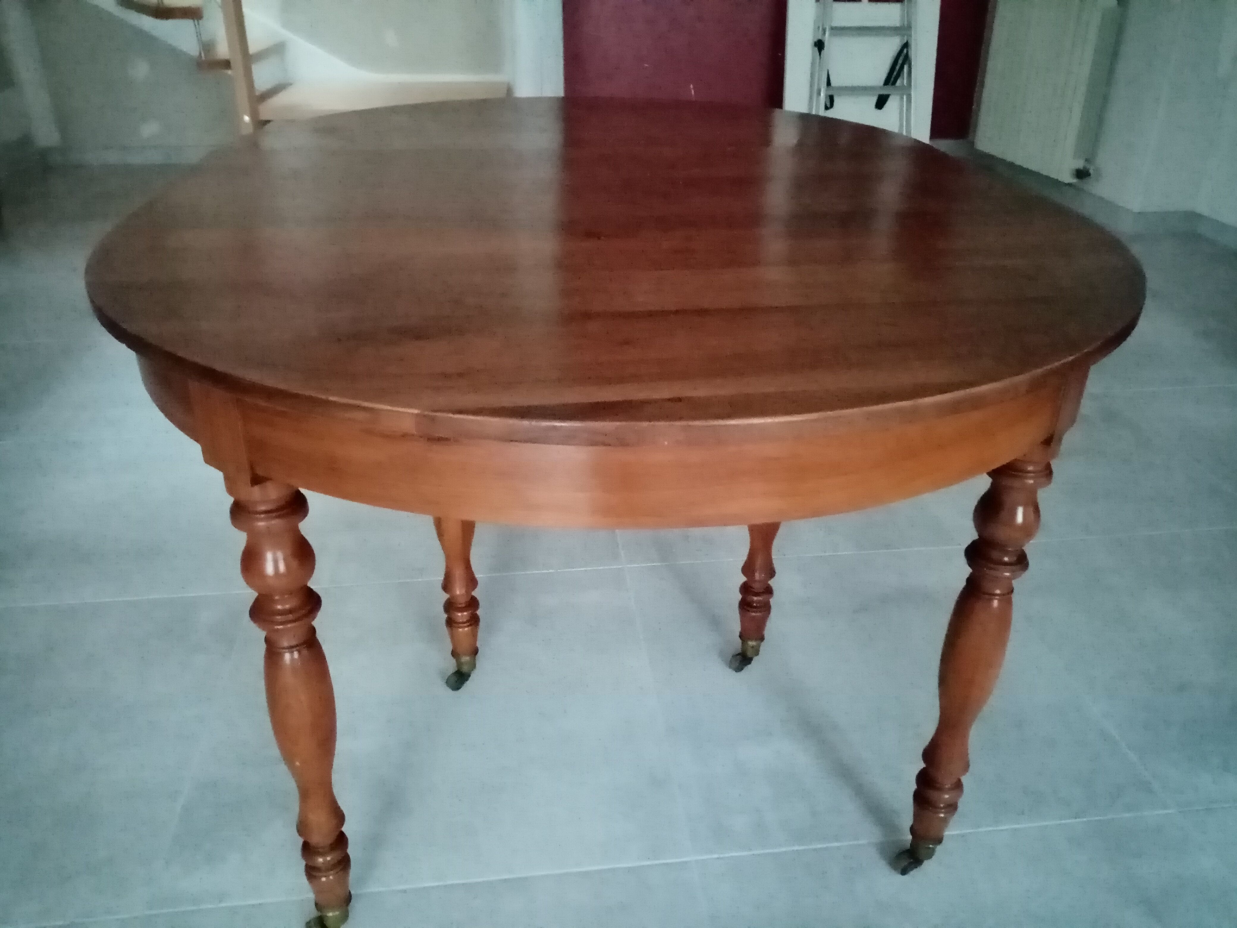 Table in walnut