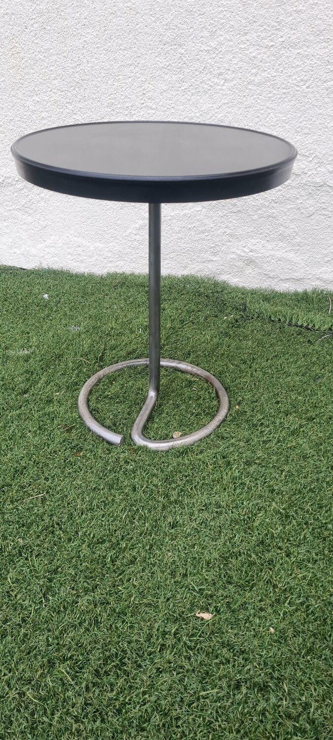 Bauhaus-style pedestal table