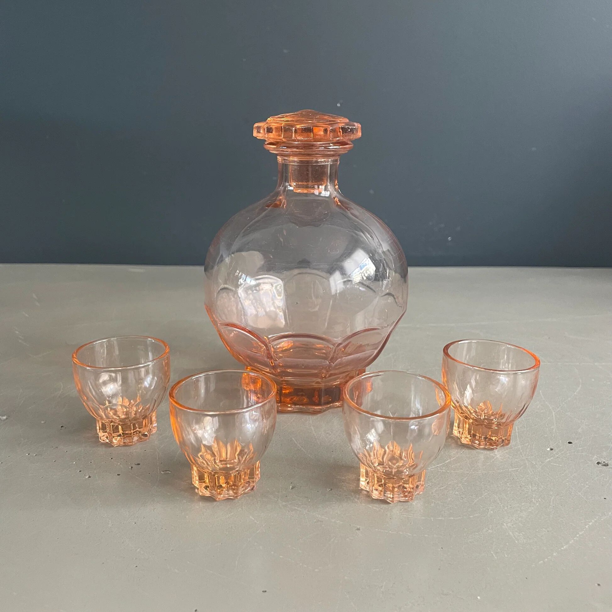 Service à liqueur en verre rosé