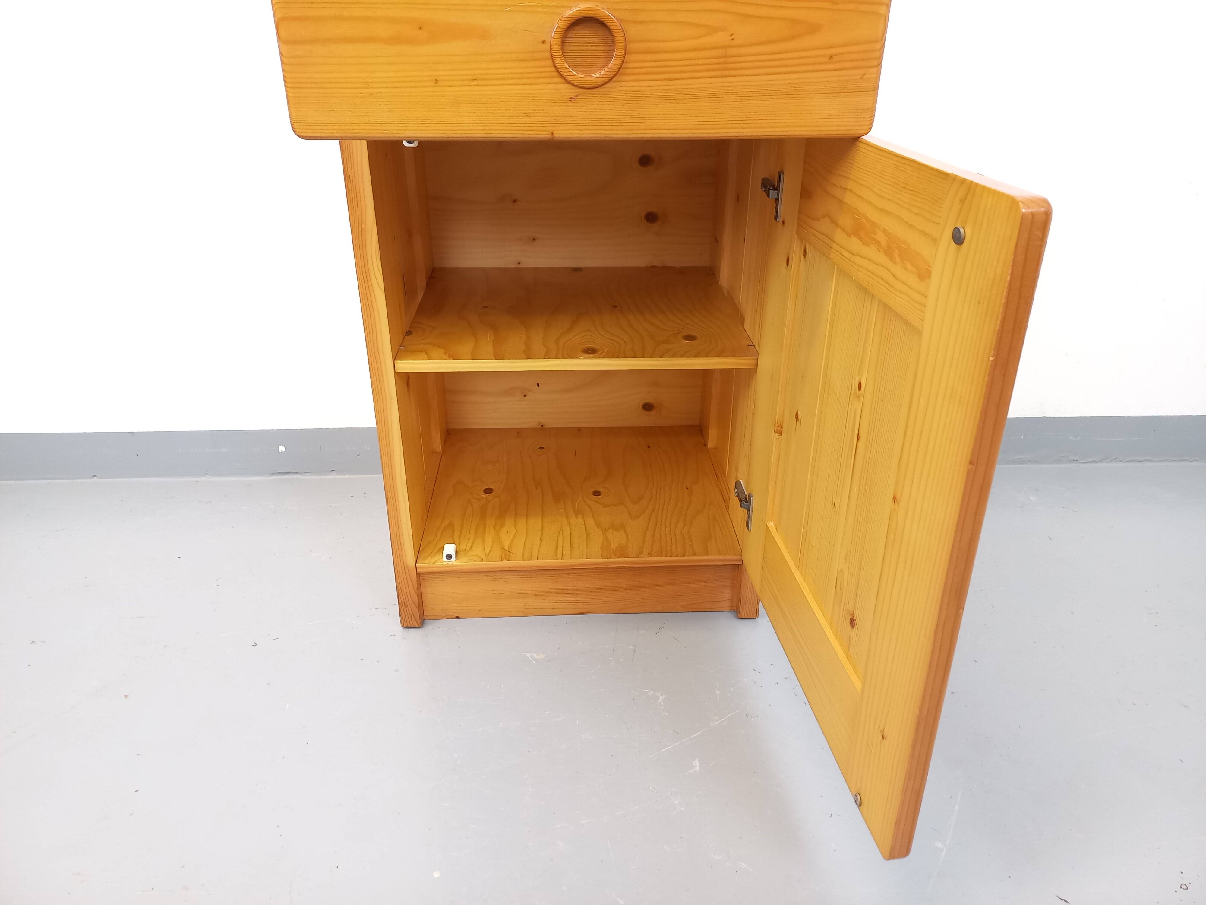 Meuble de rangement sélectionné par Charlotte Perriand Les Arcs vintage en pin des années 60 70
