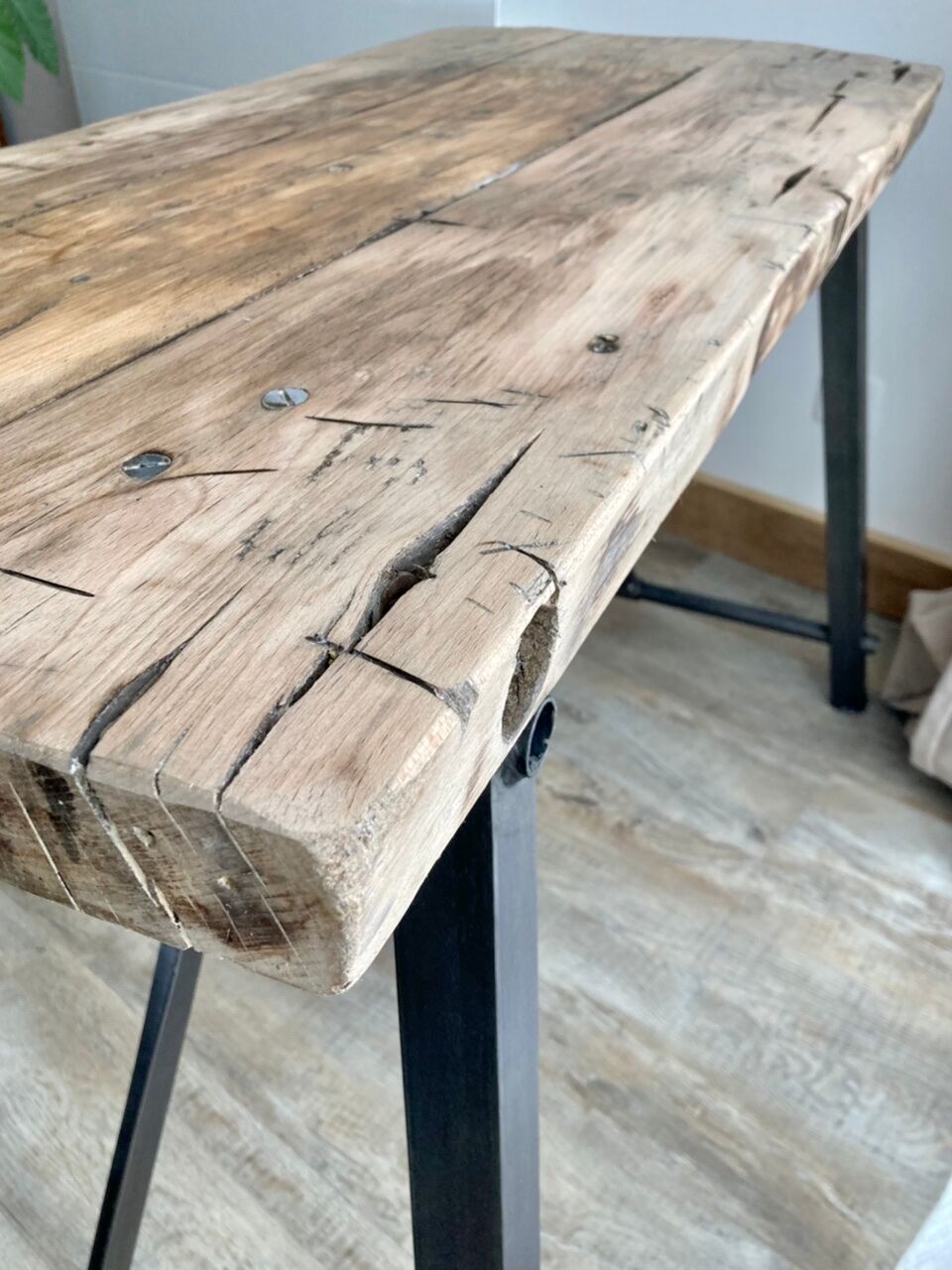 Wooden set and metal legs