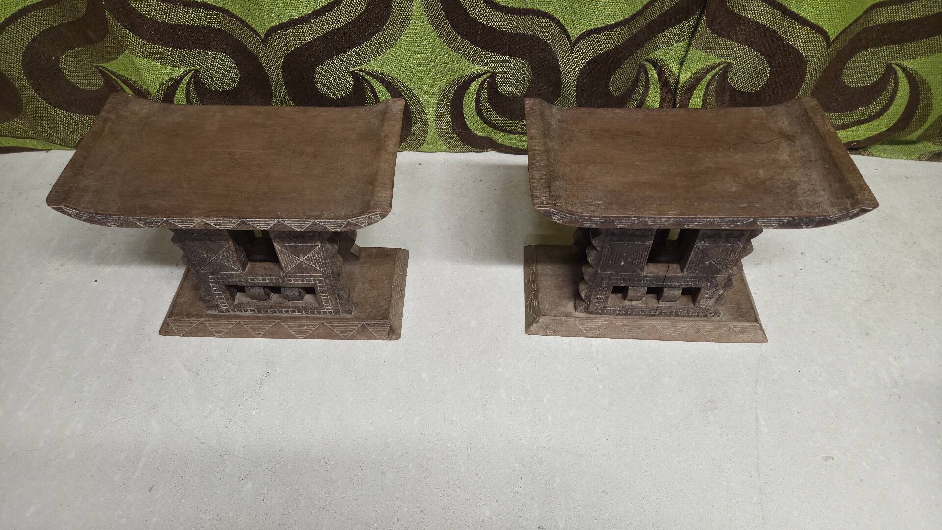 Paire de tabourets africains en bois sculpté  art tribal
